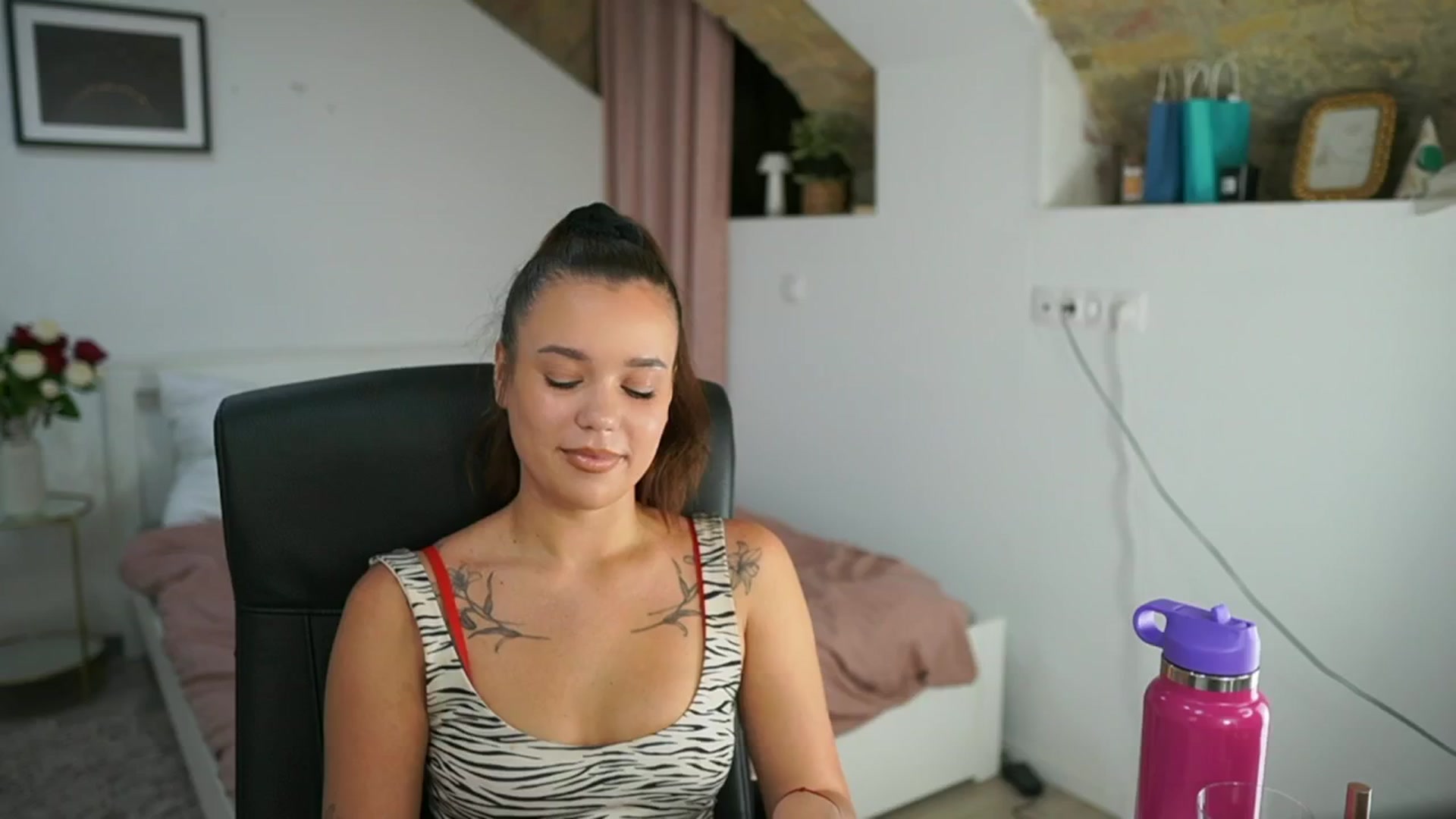 Gallery image thumbnail from Synne__glows's myfreecams stream on, 08/03/2025, 13:59 image 20 of 20