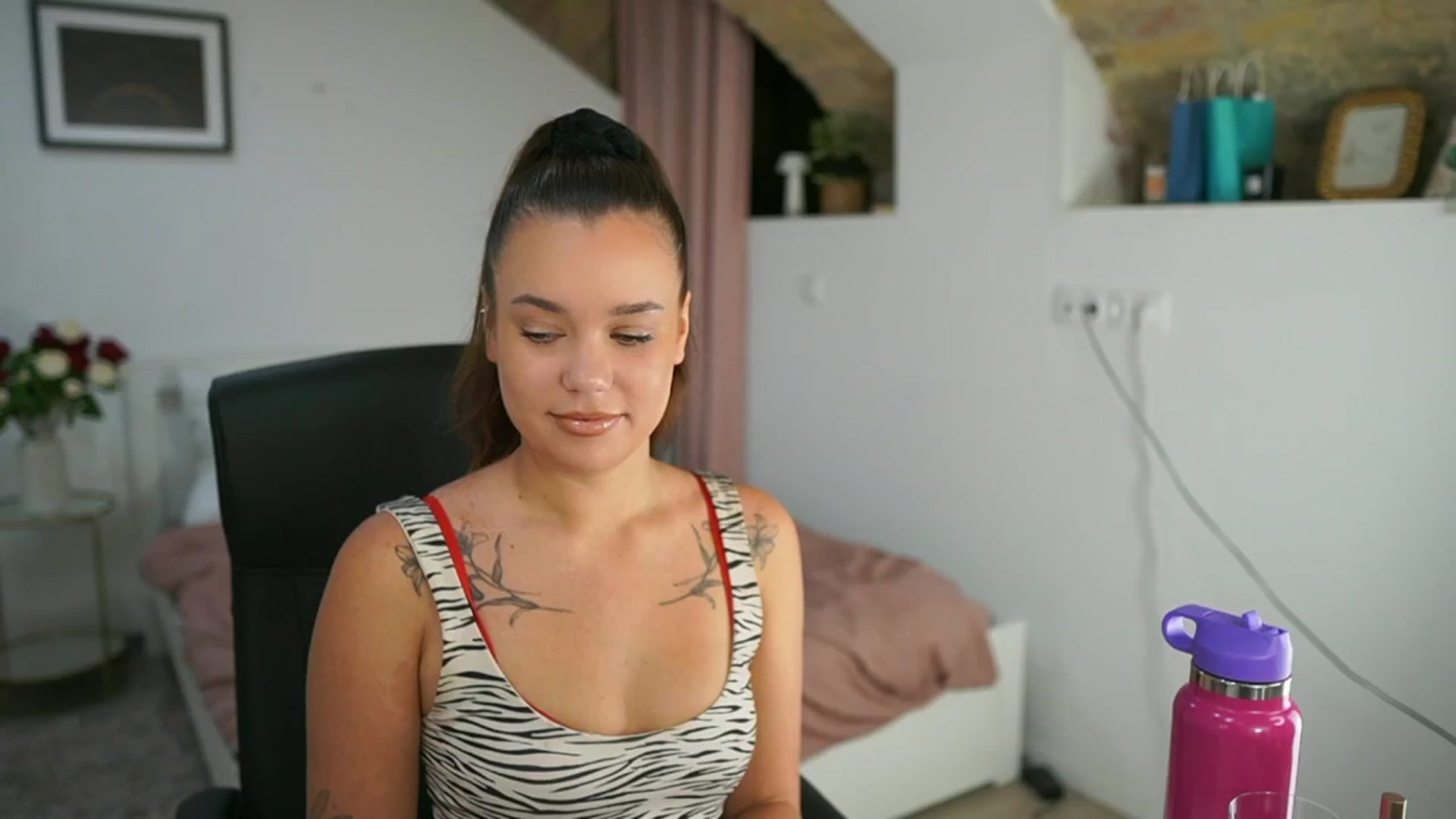 Gallery image thumbnail from Synne__glows's myfreecams stream on, 08/03/2025, 13:59 image 3 of 20