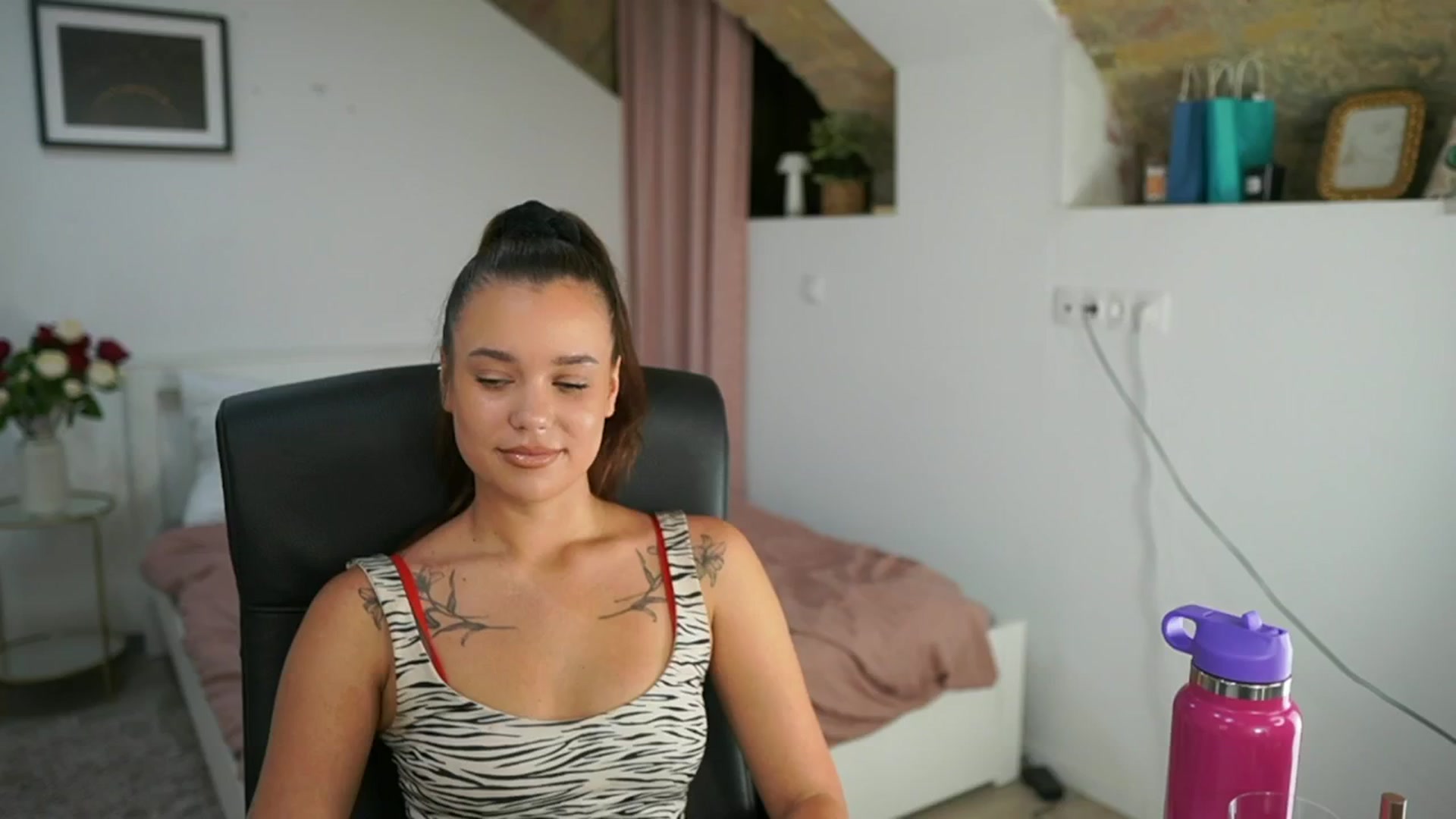 Gallery image thumbnail from Synne__glows's myfreecams stream on, 08/03/2025, 13:59 image 13 of 20