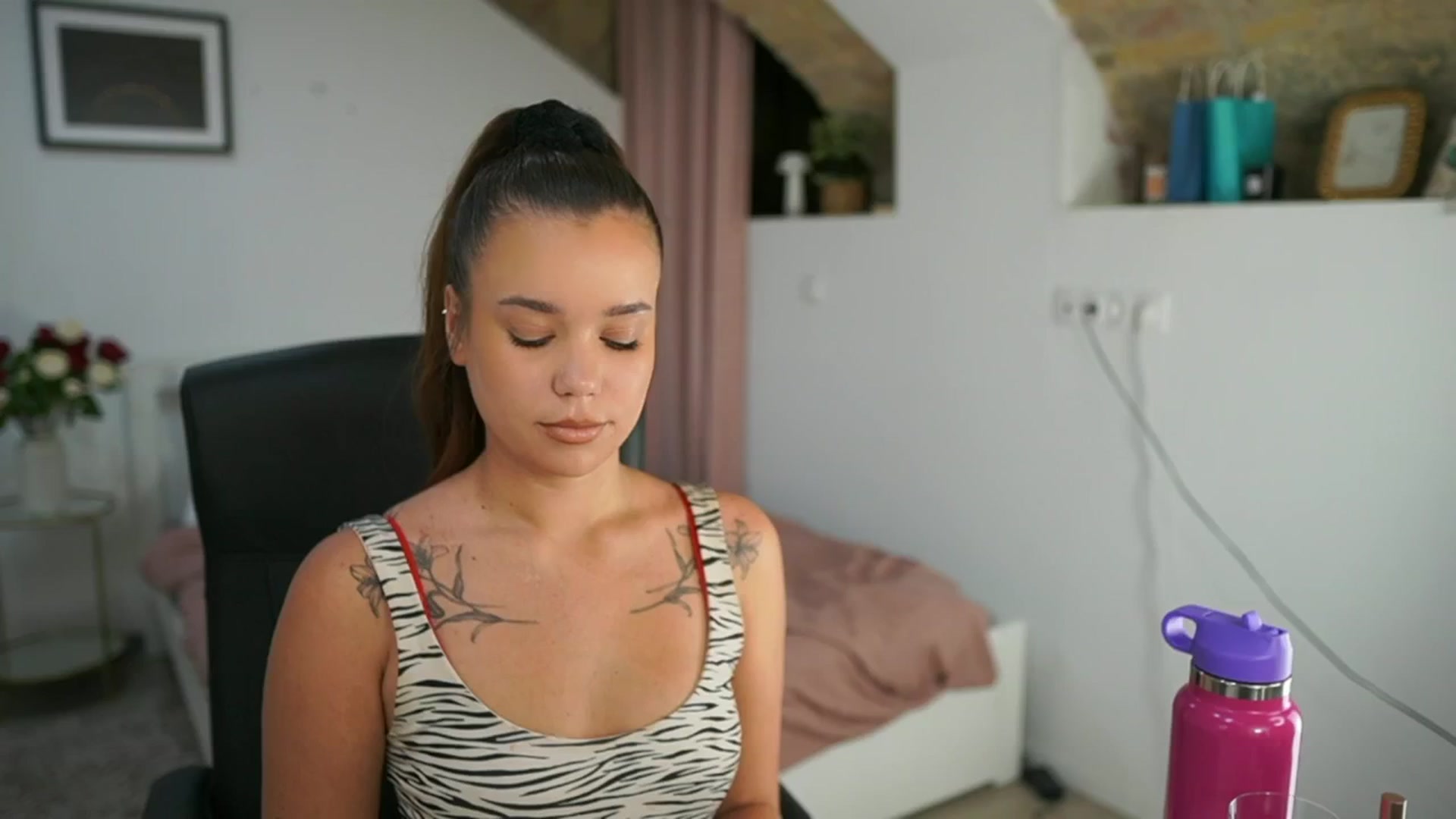 Gallery image thumbnail from Synne__glows's myfreecams stream on, 08/03/2025, 13:59 image 11 of 20