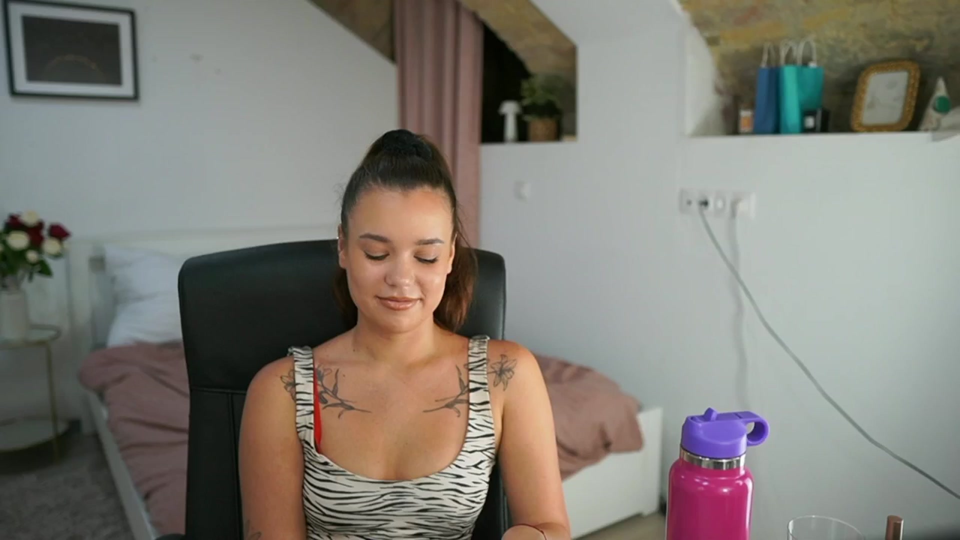 Gallery image thumbnail from Synne__glows's myfreecams stream on, 08/03/2025, 14:32 image 17 of 20