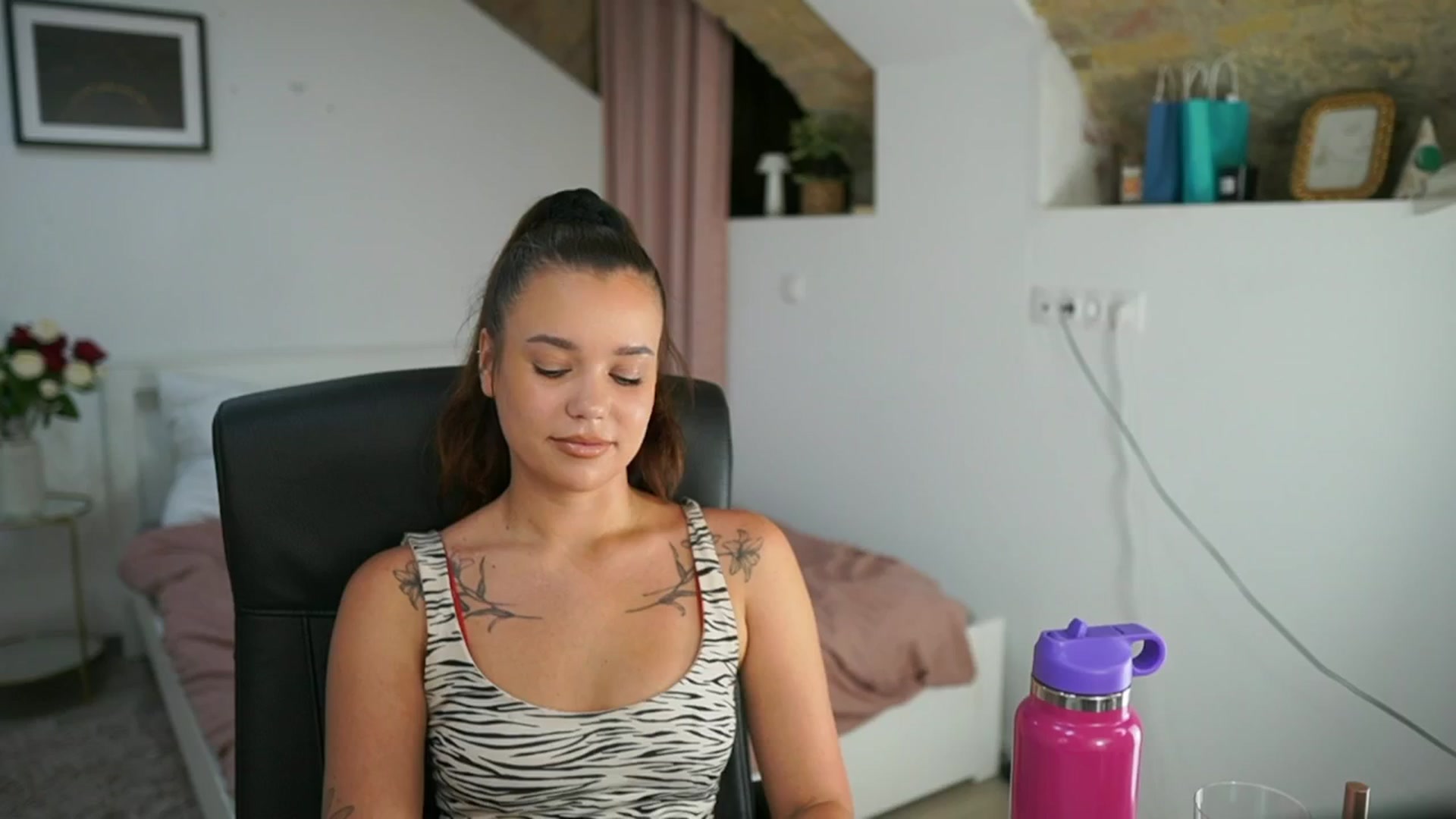 Gallery image thumbnail from Synne__glows's myfreecams stream on, 08/03/2025, 14:32 image 14 of 20
