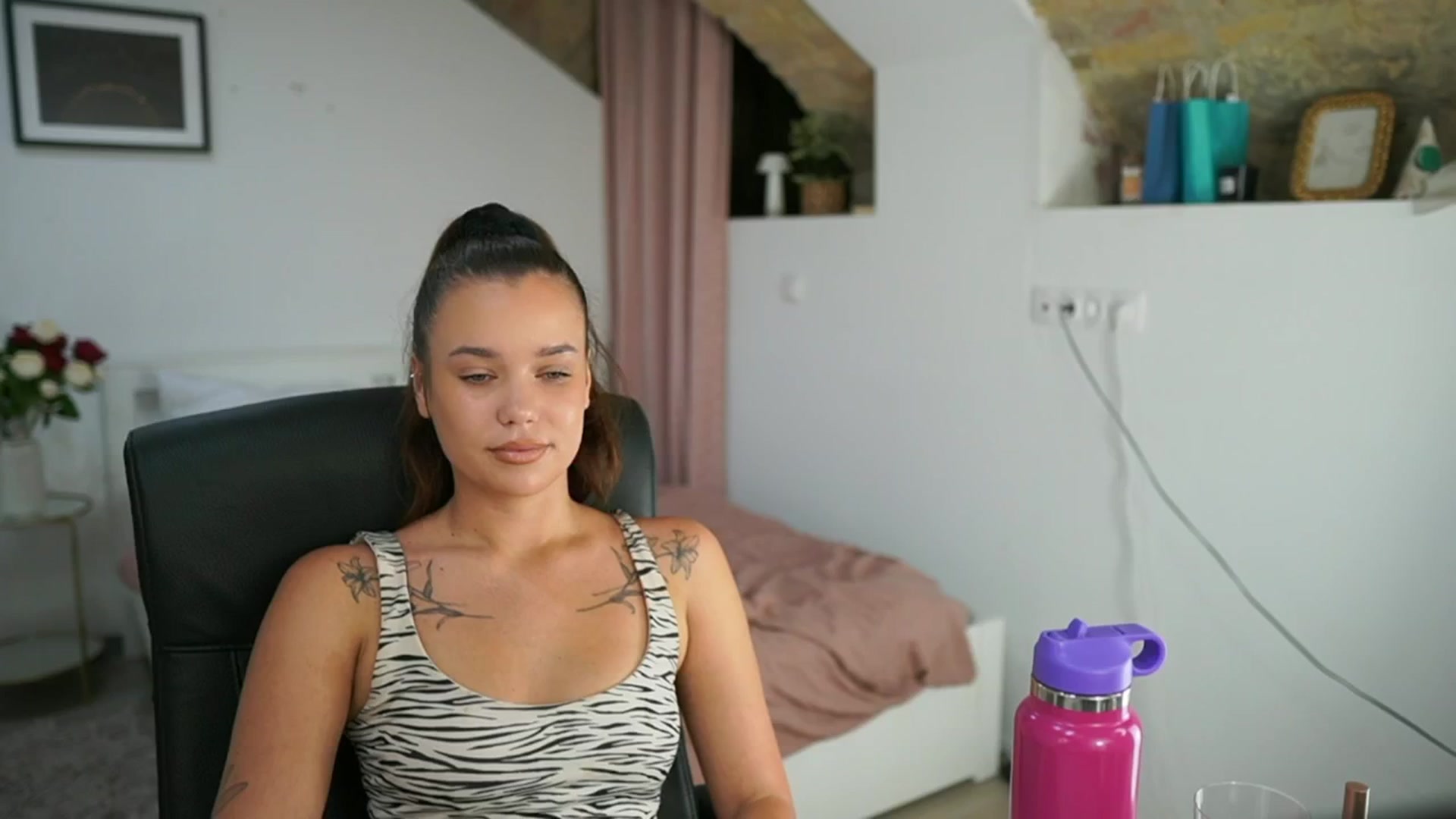 Gallery image thumbnail from Synne__glows's myfreecams stream on, 08/03/2025, 14:32 image 12 of 20