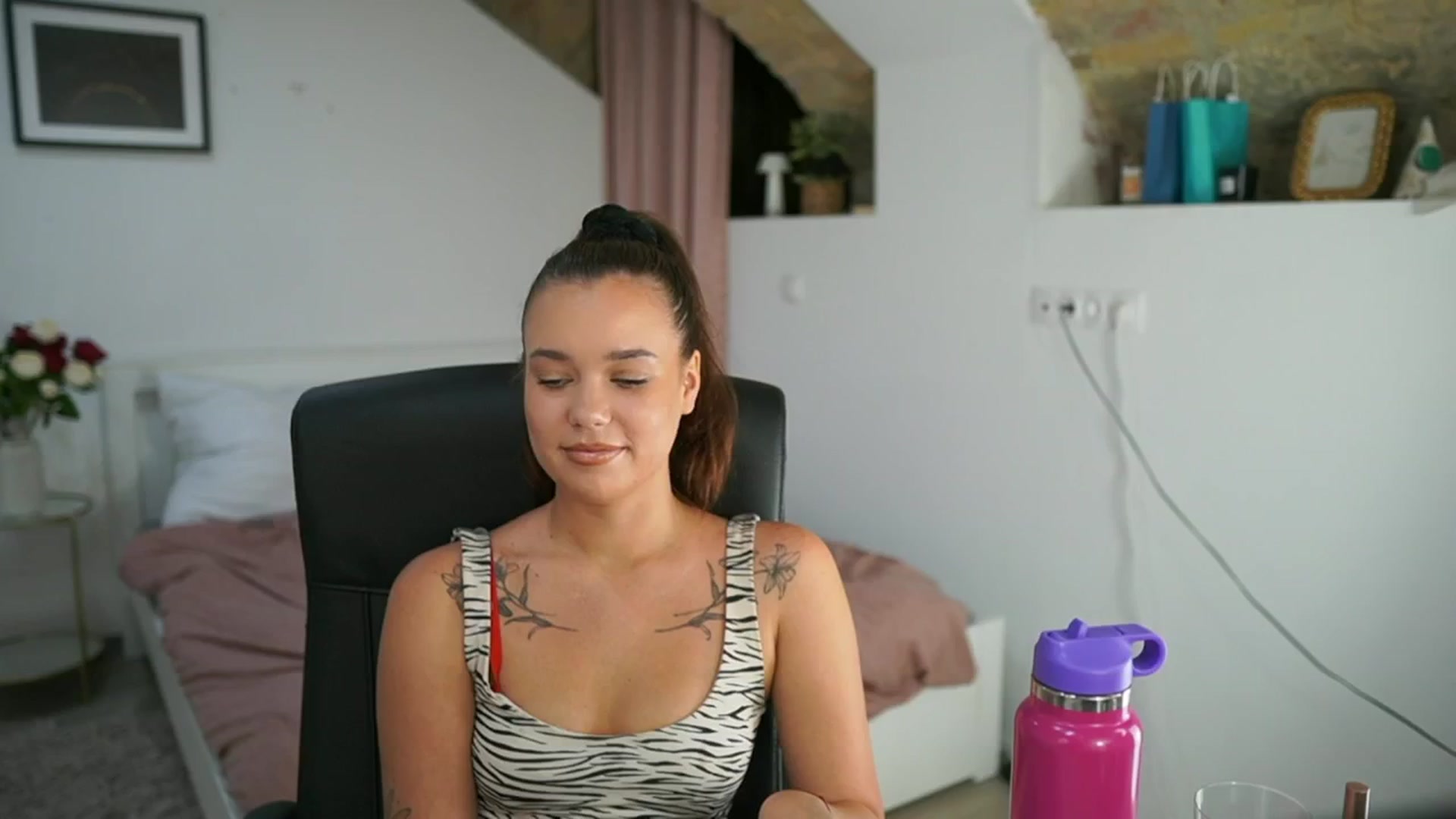 Gallery image thumbnail from Synne__glows's myfreecams stream on, 08/03/2025, 14:32 image 18 of 20