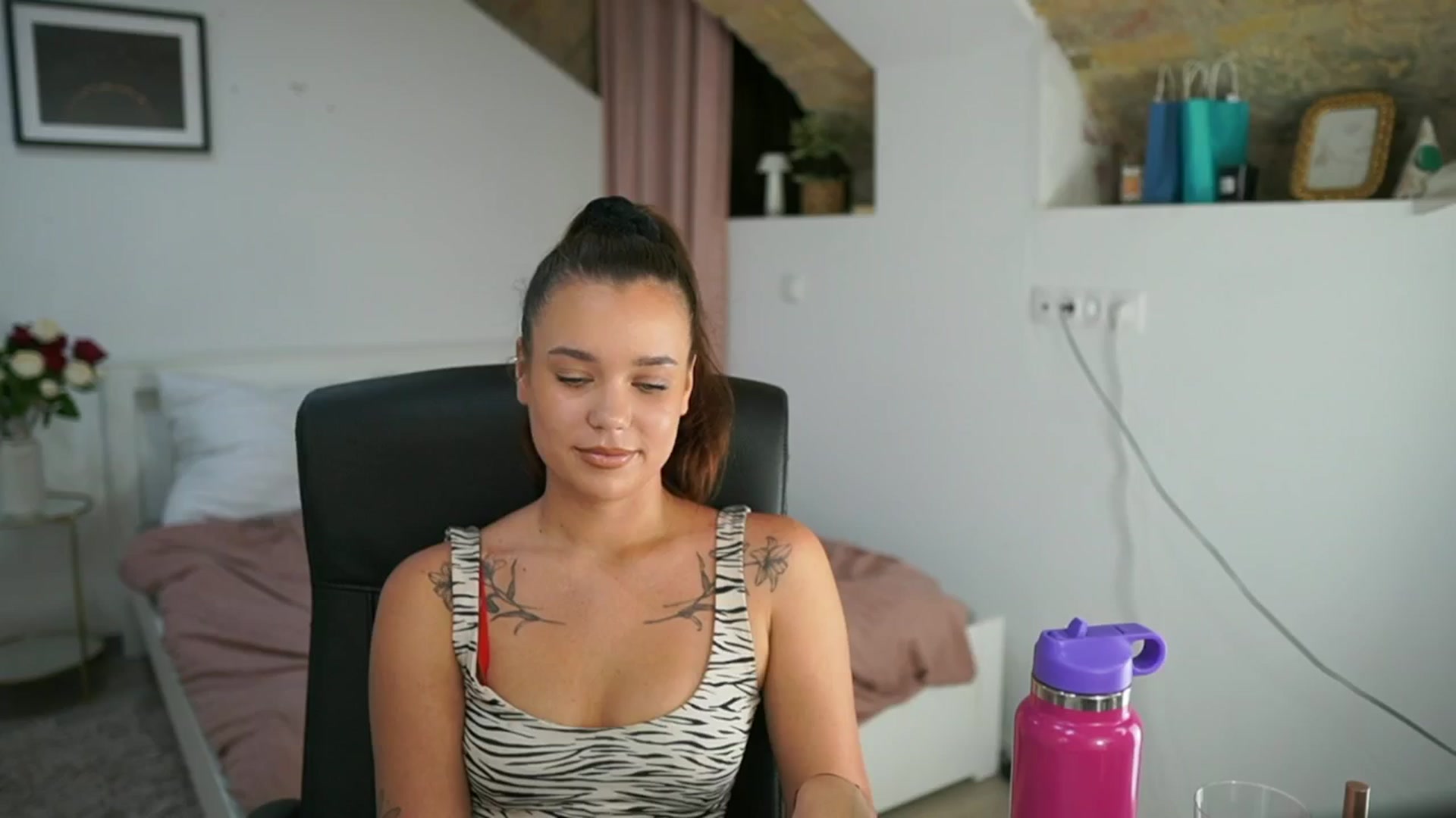 Gallery image thumbnail from Synne__glows's myfreecams stream on, 08/03/2025, 14:32 image 16 of 20