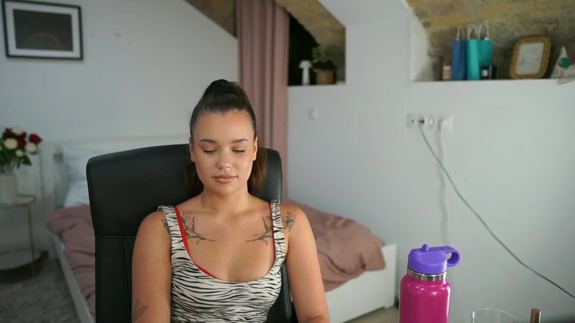 Gallery image thumbnail from Synne__glows's myfreecams stream on, 08/03/2025, 14:32 image 15 of 20