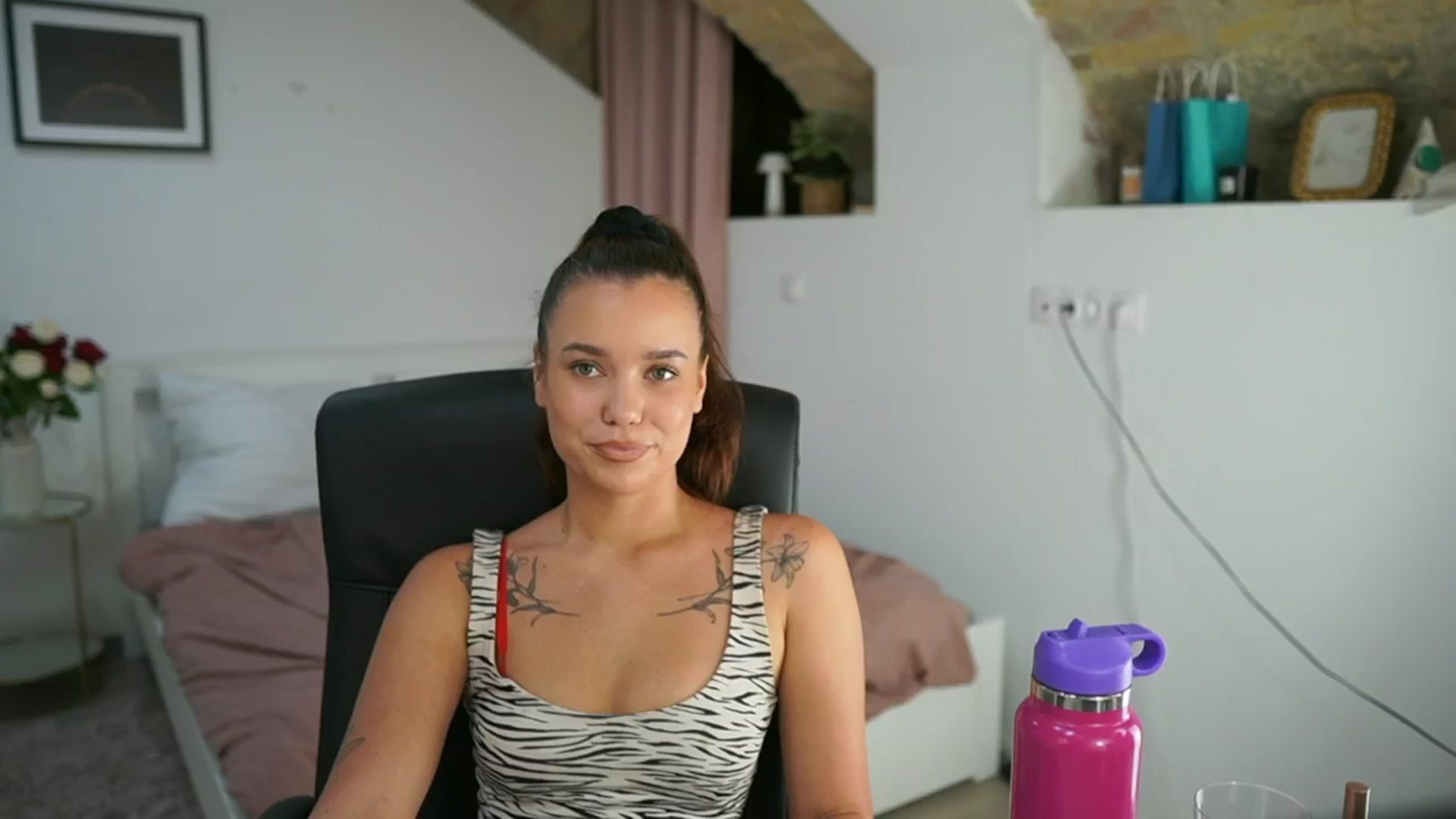 Gallery image thumbnail from Synne__glows's myfreecams stream on, 08/03/2025, 14:32 image 19 of 20