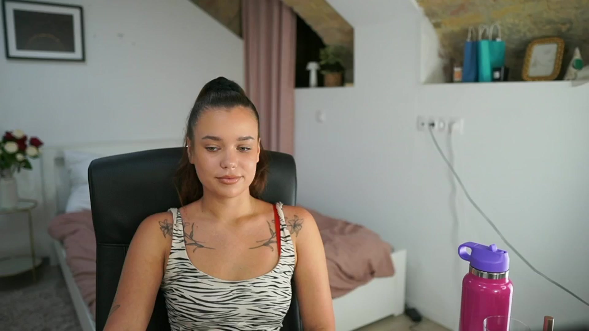 Gallery image thumbnail from Synne__glows's myfreecams stream on, 08/03/2025, 14:32 image 1 of 20