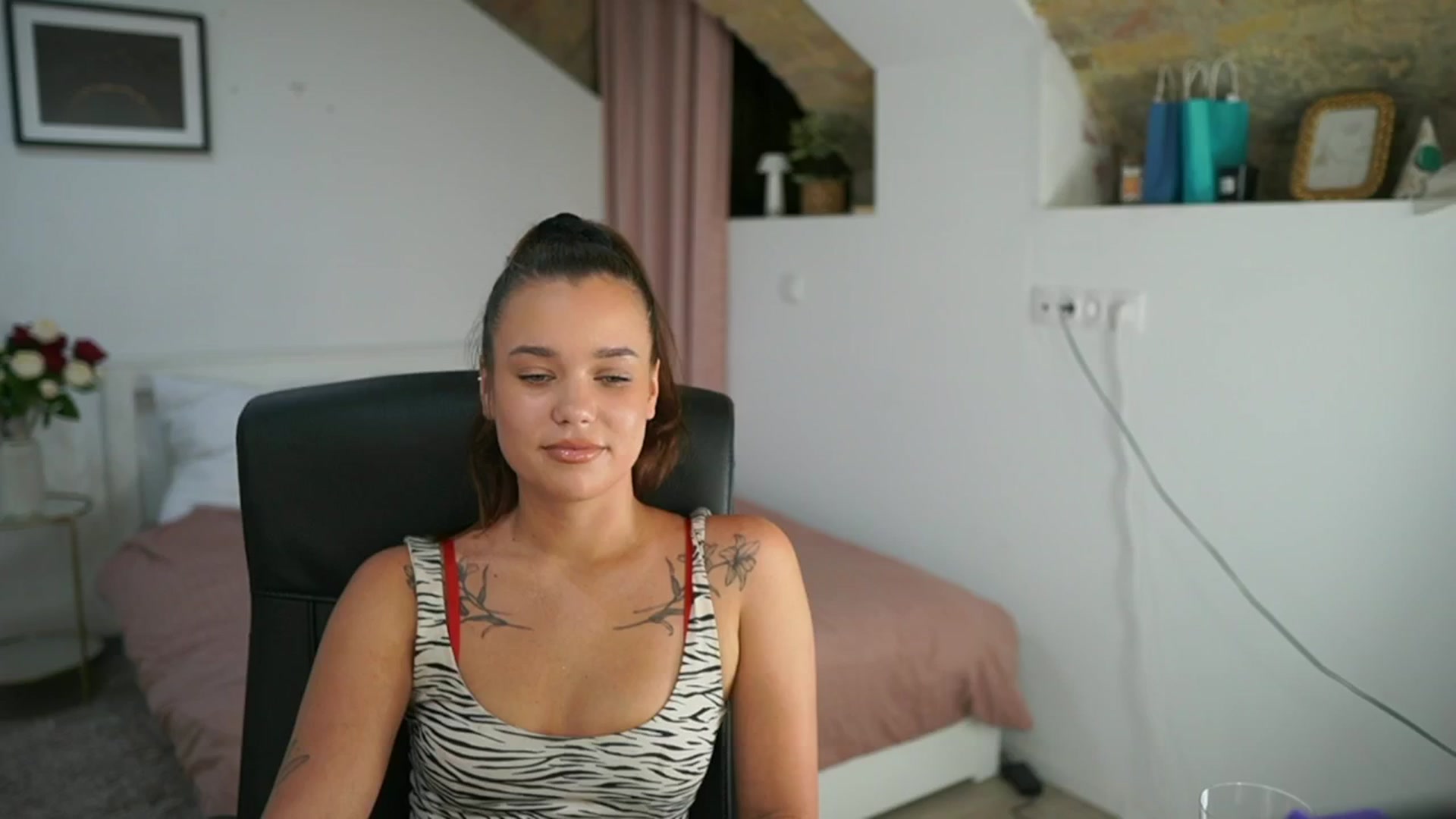 Gallery image thumbnail from Synne__glows's myfreecams stream on, 08/03/2025, 15:33 image 7 of 20