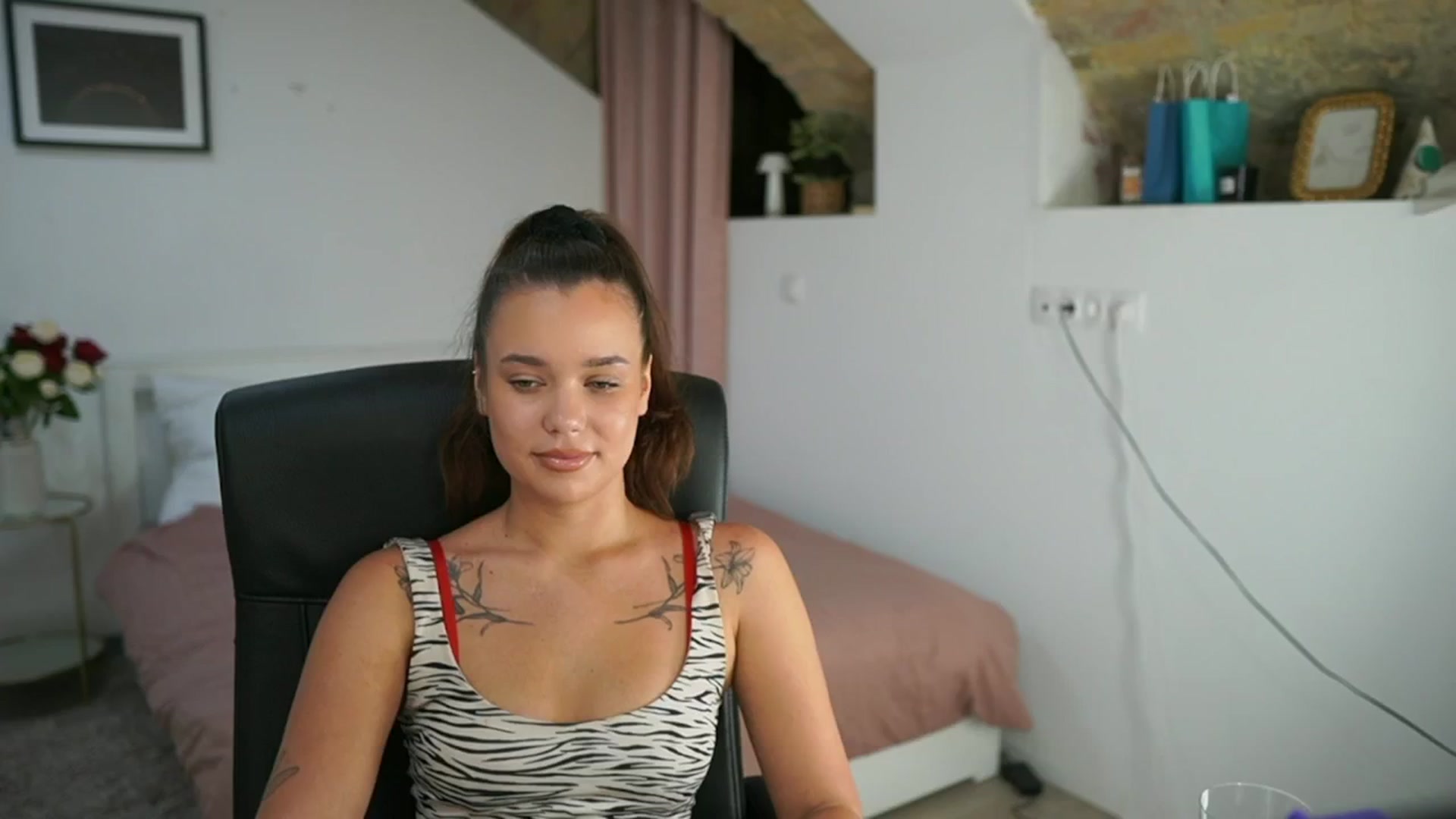 Gallery image thumbnail from Synne__glows's myfreecams stream on, 08/03/2025, 15:33 image 10 of 20