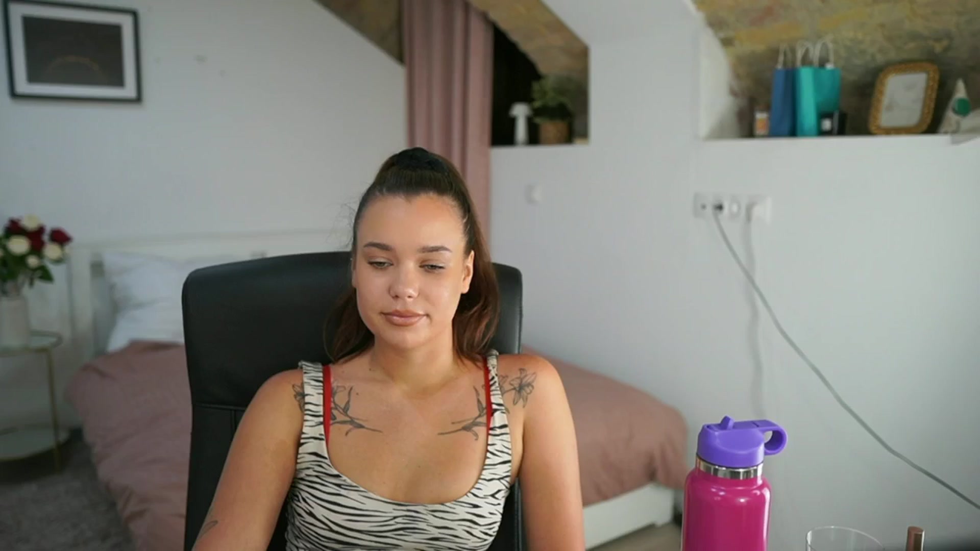Gallery image thumbnail from Synne__glows's myfreecams stream on, 08/03/2025, 15:33 image 3 of 20