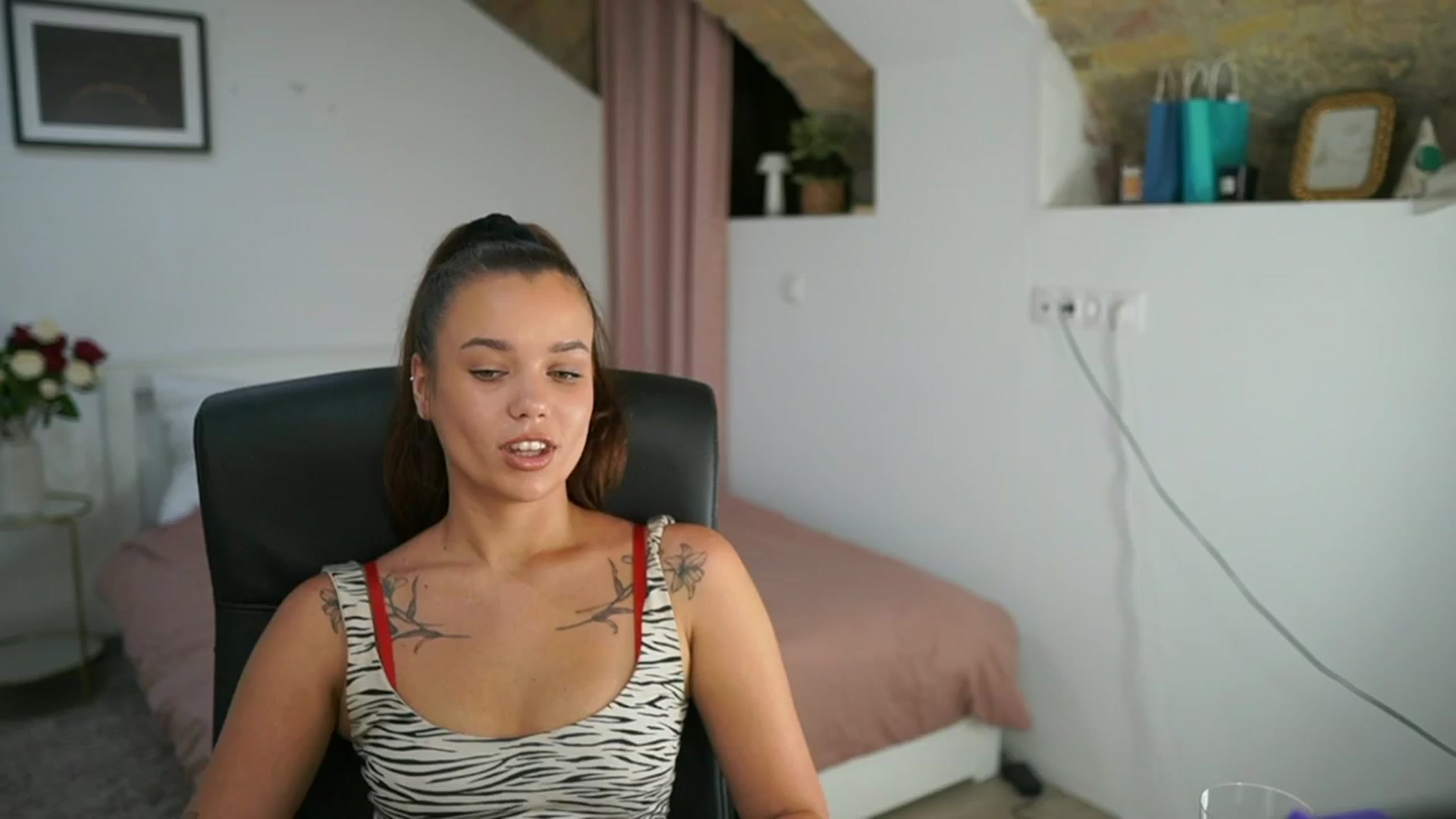 Gallery image thumbnail from Synne__glows's myfreecams stream on, 08/03/2025, 15:33 image 12 of 20