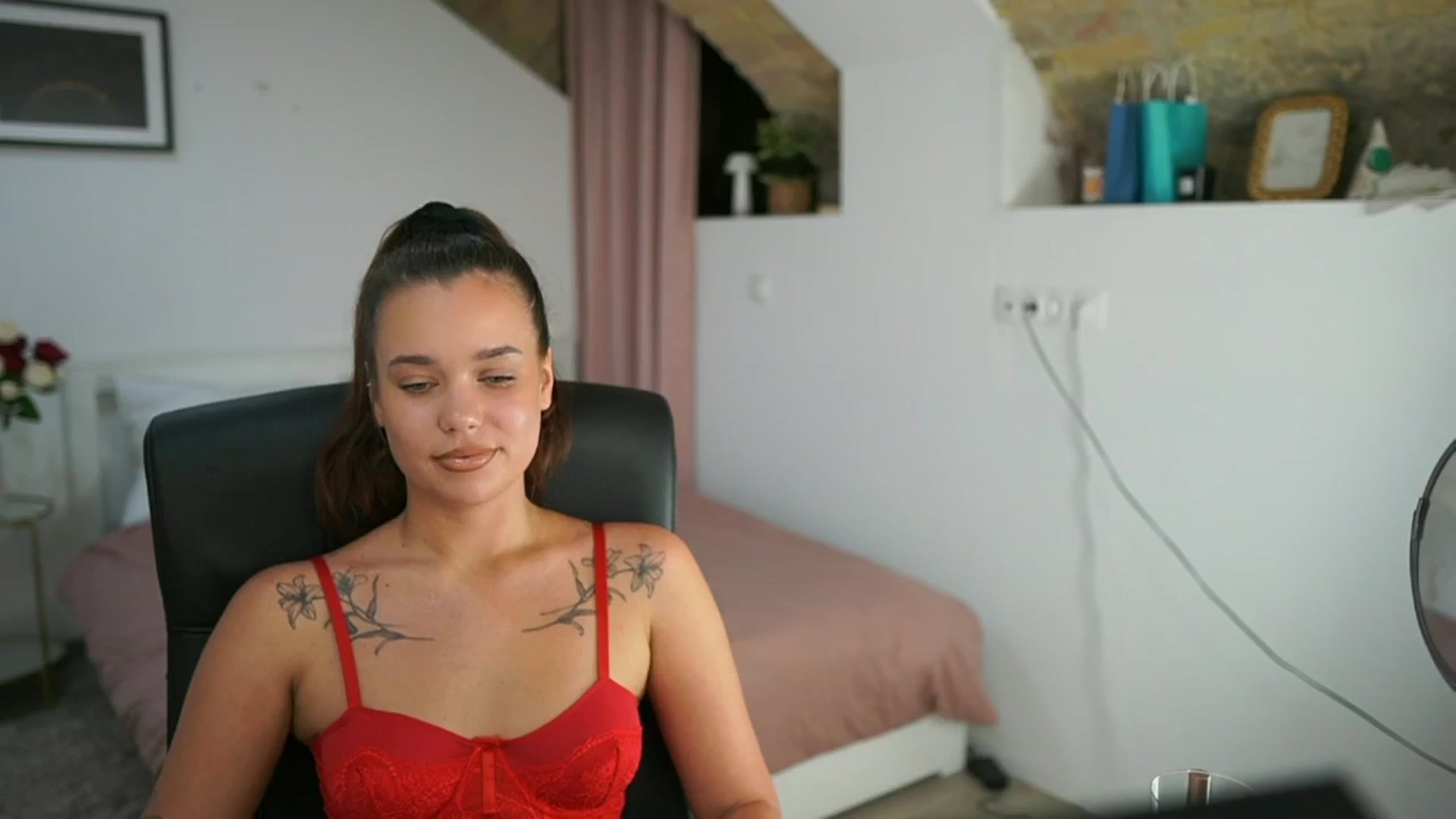 Gallery image thumbnail from Synne__glows's myfreecams stream on, 08/03/2025, 16:36 image 15 of 20