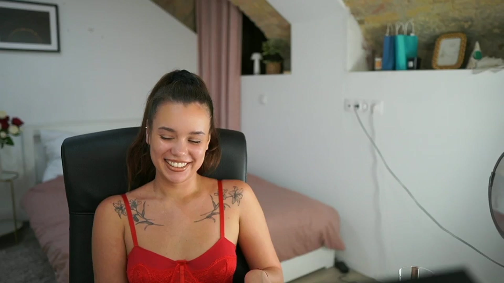 Gallery image thumbnail from Synne__glows's myfreecams stream on, 08/03/2025, 16:36 image 18 of 20