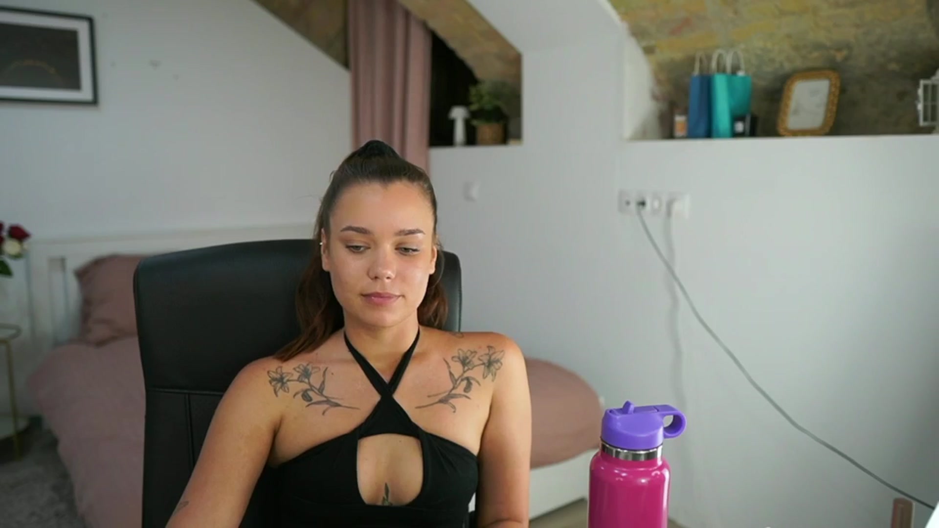 Gallery image thumbnail from Synne__glows's myfreecams stream on, 08/04/2025, 15:55 image 14 of 20