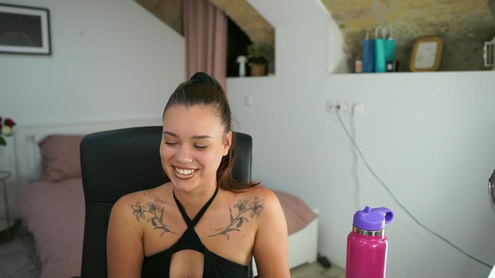 Gallery image thumbnail from Synne__glows's myfreecams stream on, 08/04/2025, 16:34 image 1 of 20