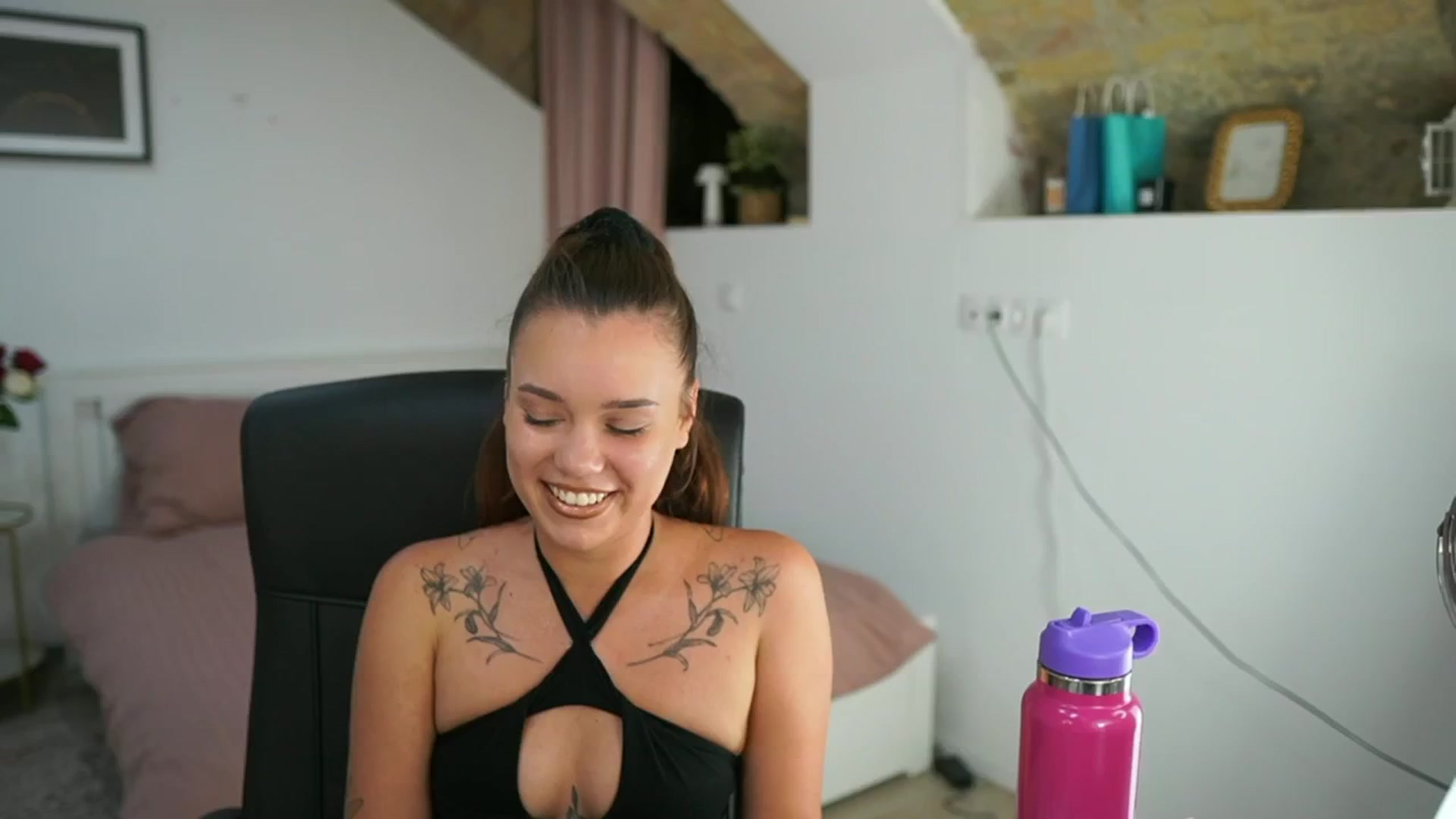 Gallery image thumbnail from Synne__glows's myfreecams stream on, 08/04/2025, 16:34 image 2 of 20
