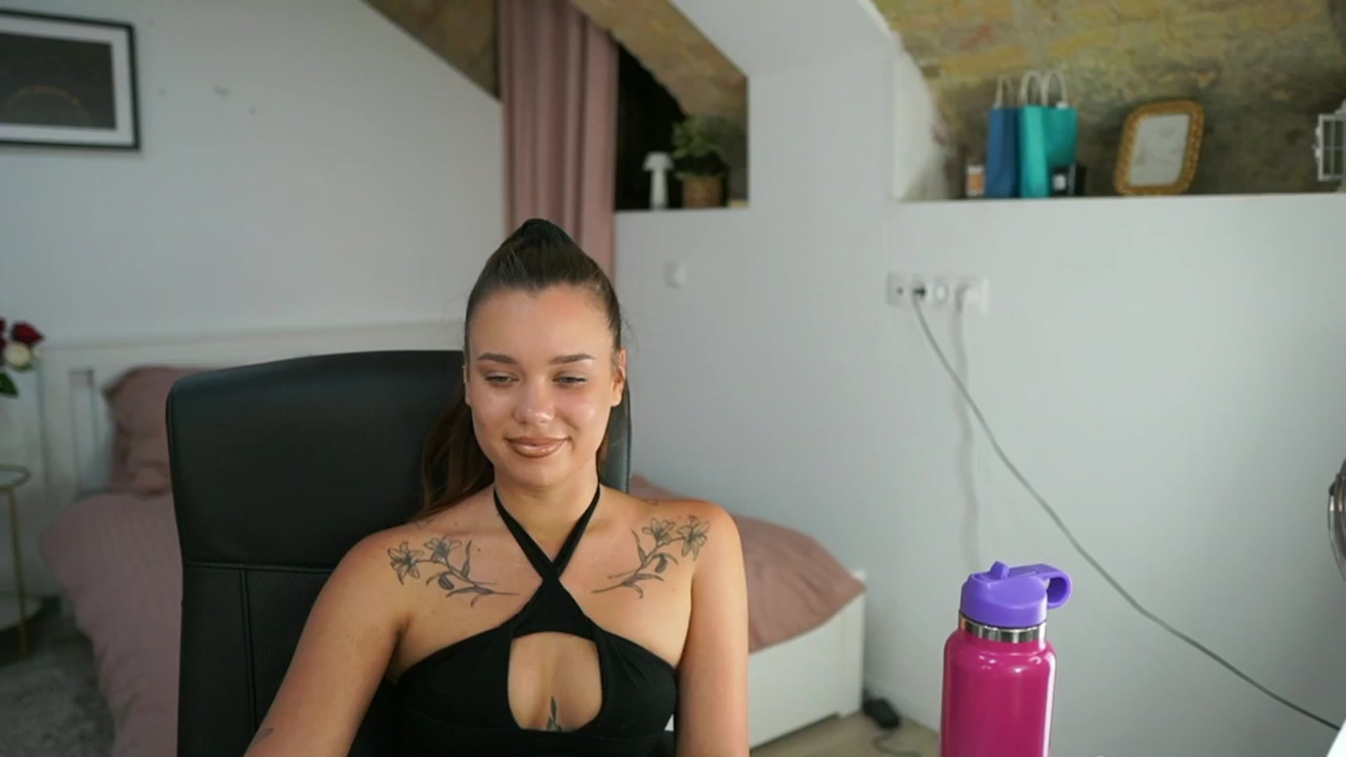 Gallery image thumbnail from Synne__glows's myfreecams stream on, 08/04/2025, 16:34 image 19 of 20