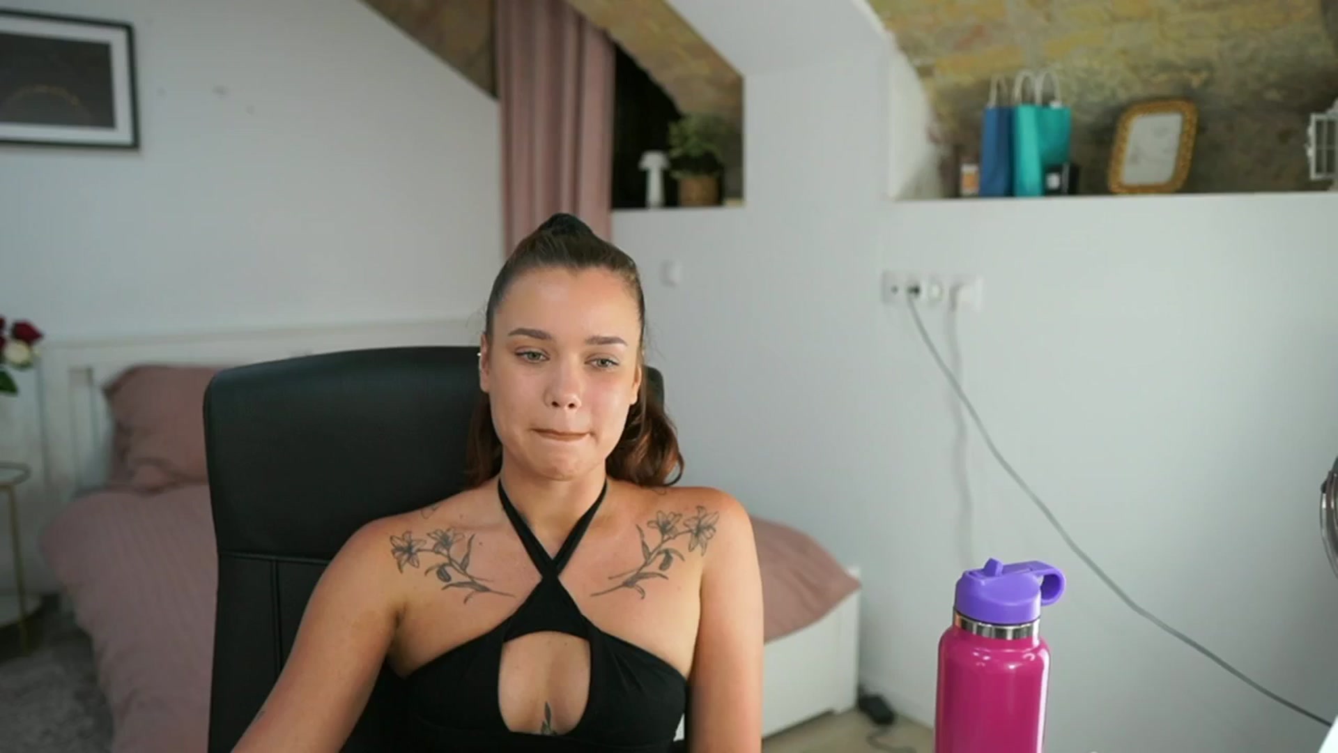 Gallery image thumbnail from Synne__glows's myfreecams stream on, 08/04/2025, 16:34 image 5 of 20