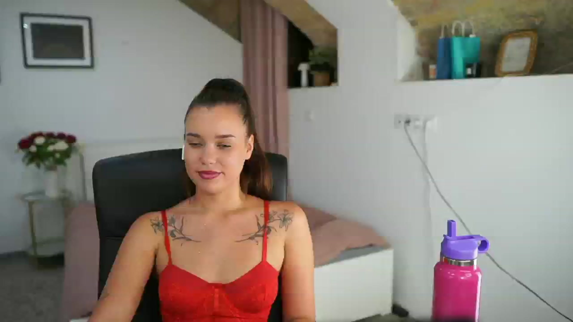Gallery image thumbnail from Synne__glows's myfreecams stream on, 08/05/2025, 17:18 image 7 of 20