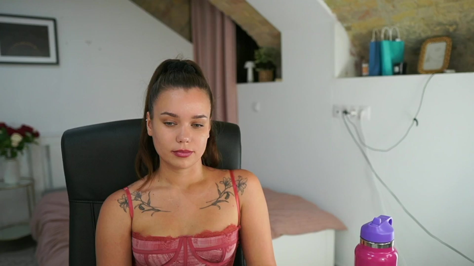 Gallery image thumbnail from Synne__glows's myfreecams stream on, 08/06/2025, 16:41 image 10 of 20