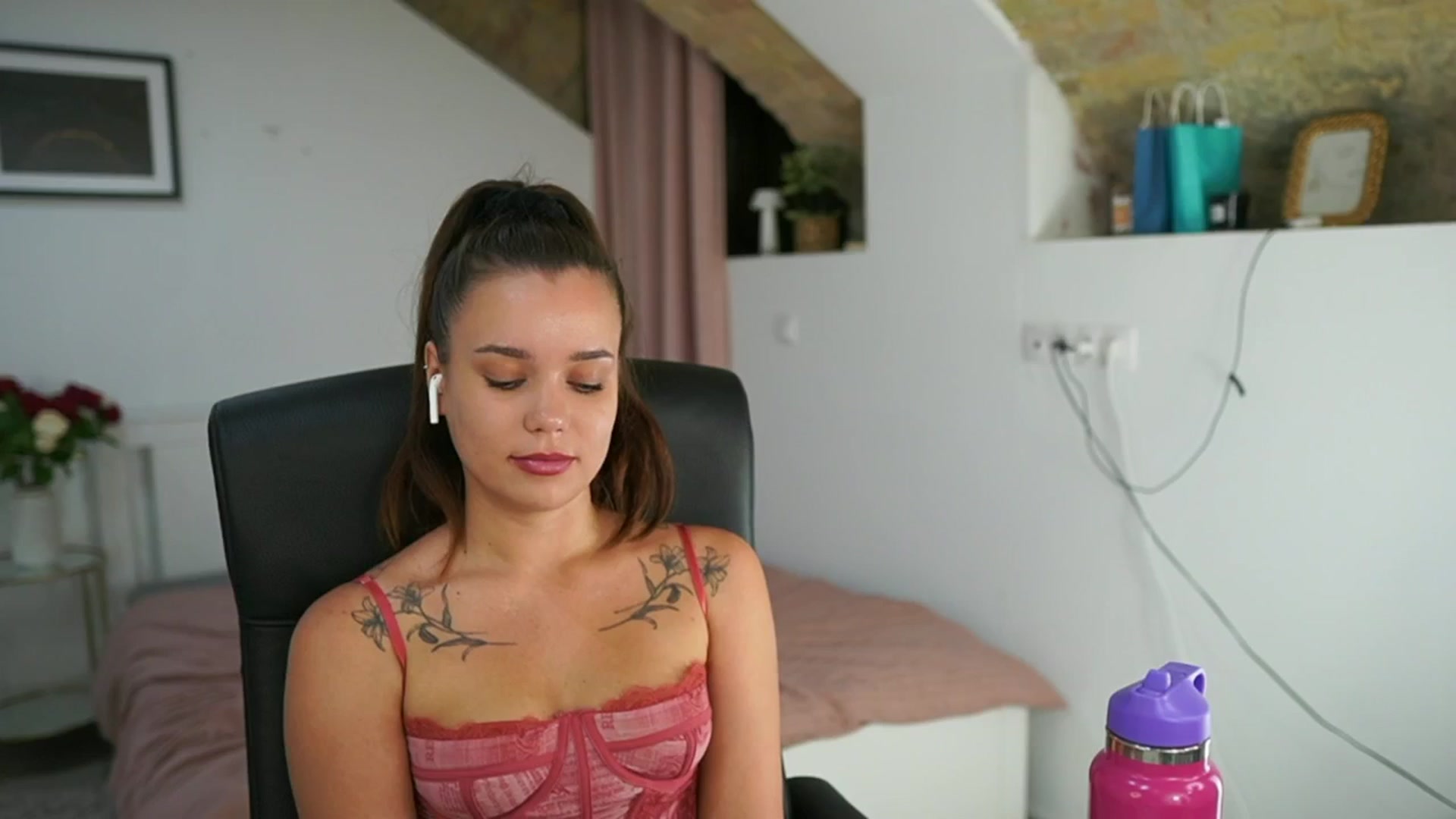 Gallery image thumbnail from Synne__glows's myfreecams stream on, 08/06/2025, 16:41 image 9 of 20