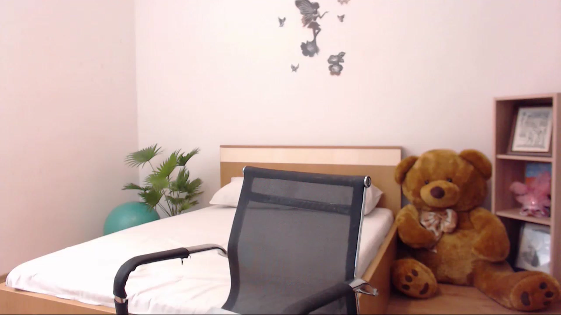 Gallery image thumbnail from THE_Lory's myfreecams stream on, 11/18/2022, 02:53 image 11 of 20