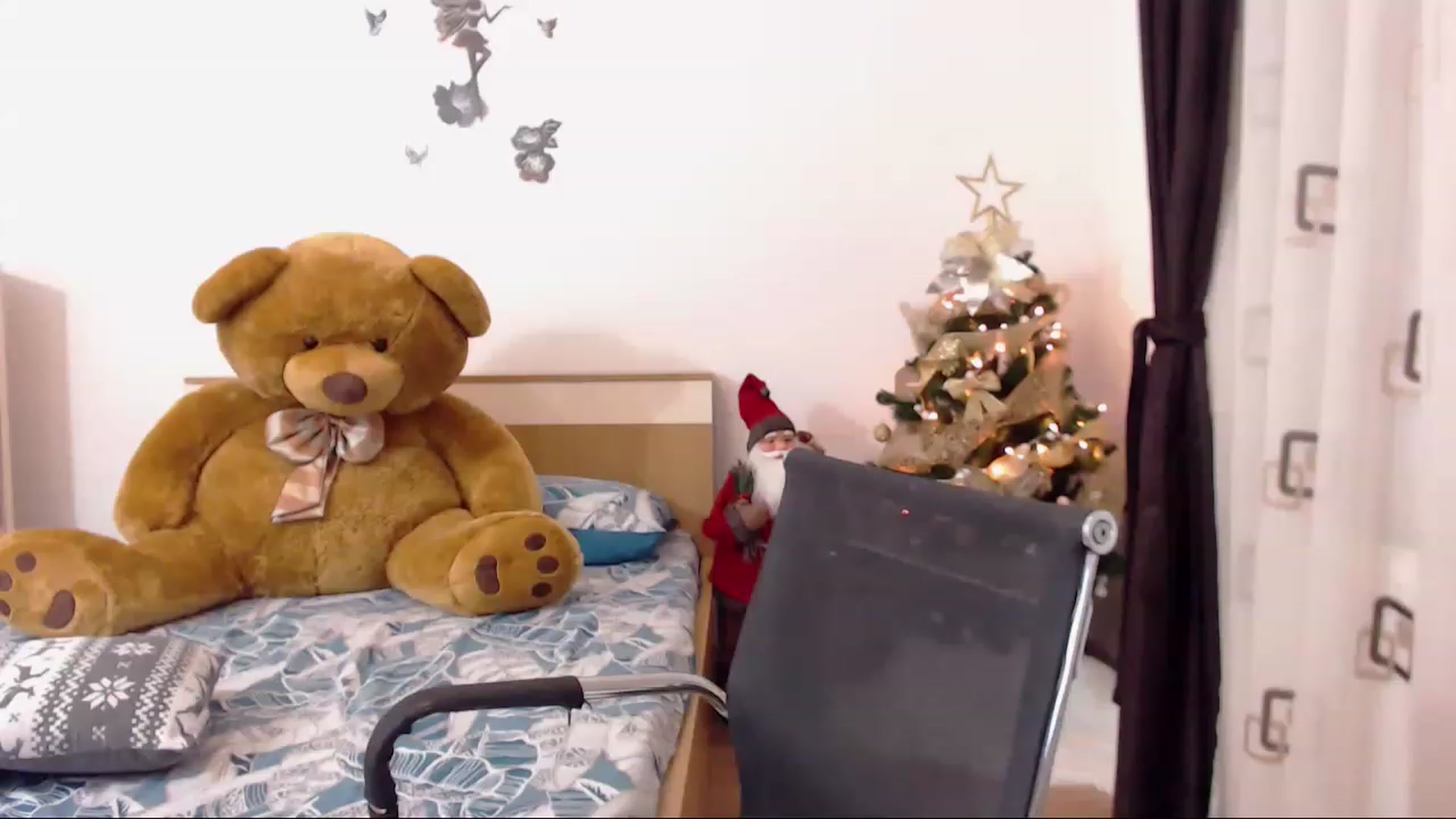 Gallery image thumbnail from THE_Lory's myfreecams stream on, 12/08/2022, 23:15 image 14 of 20