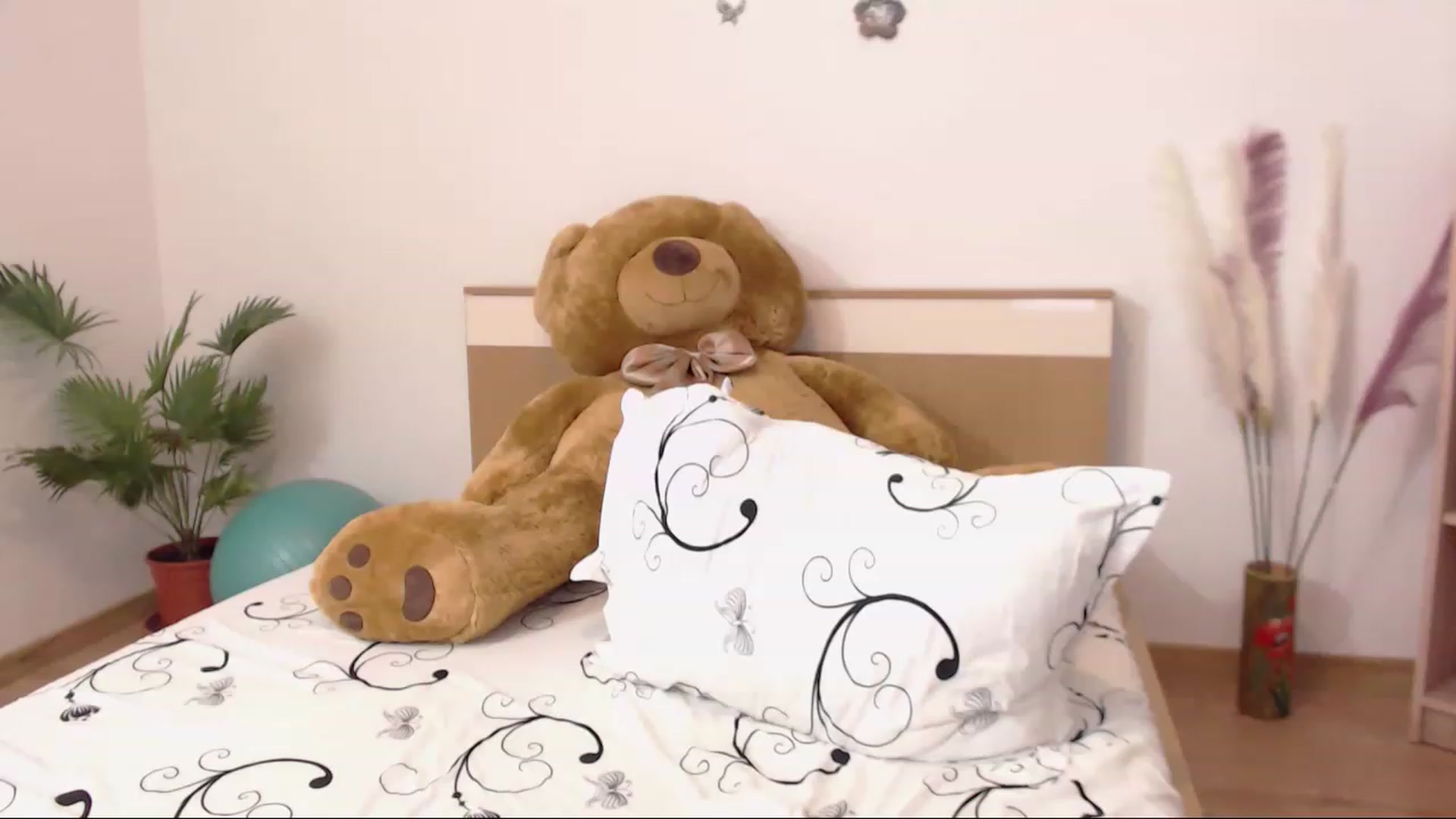 Gallery image thumbnail from THE_Lory's myfreecams stream on, 02/11/2023, 02:22 image 16 of 20