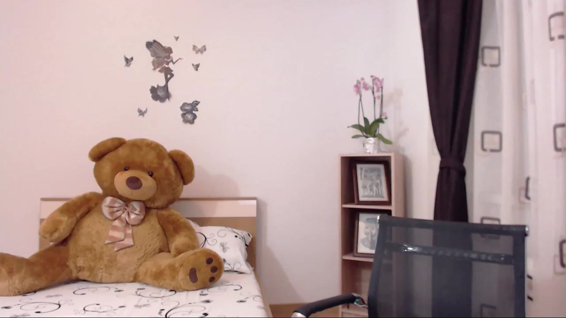 Gallery image thumbnail from THE_Lory's myfreecams stream on, 03/06/2023, 24:28 image 10 of 20