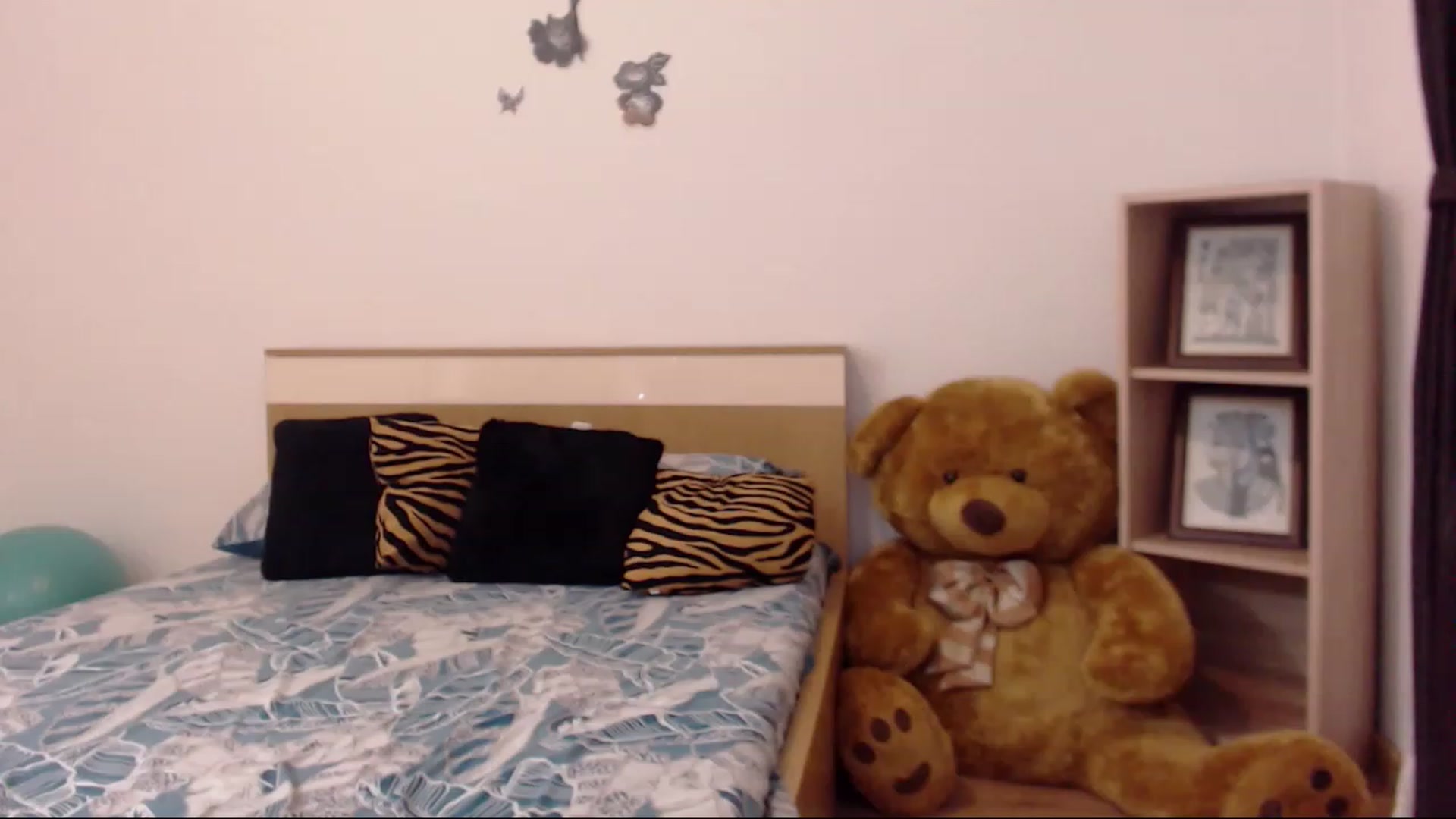 Gallery image thumbnail from THE_Lory's myfreecams stream on, 04/05/2023, 23:35 image 18 of 20