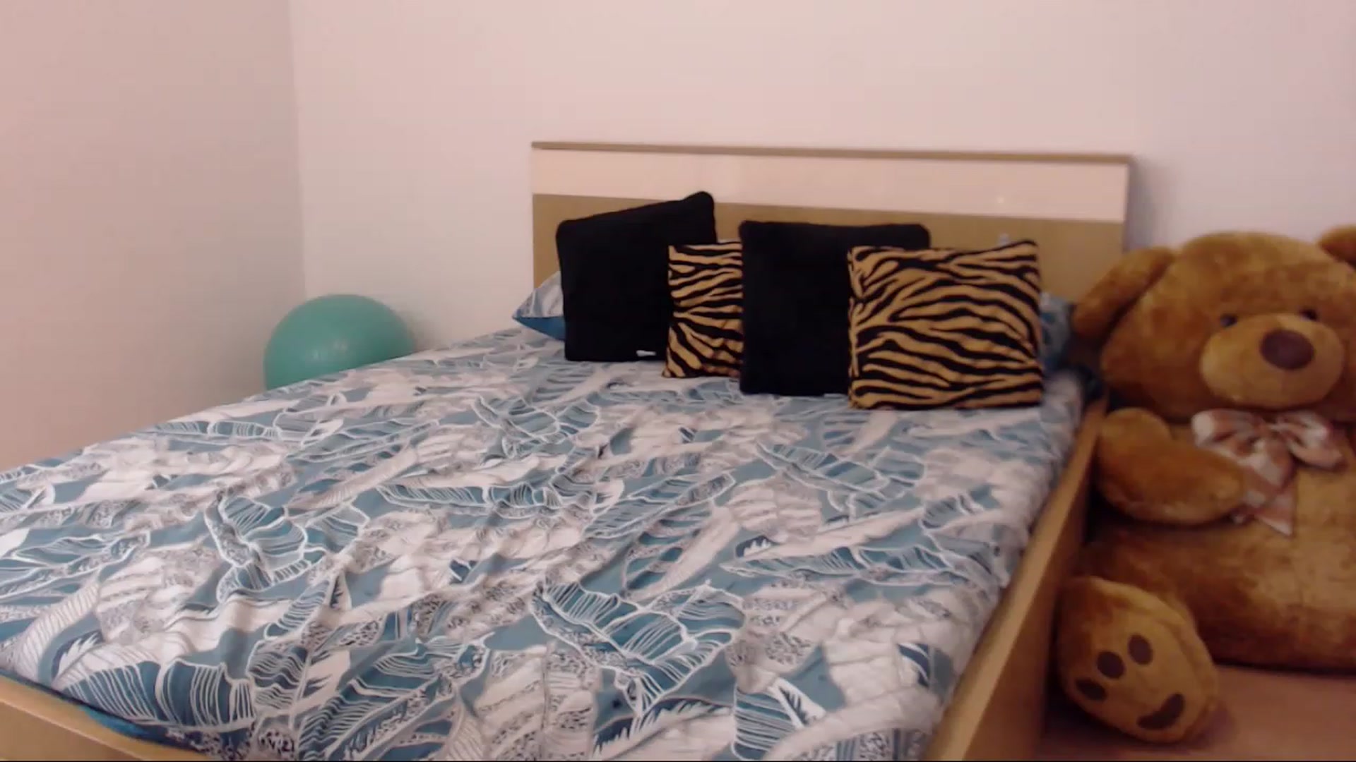 Gallery image thumbnail from THE_Lory's myfreecams stream on, 04/08/2023, 24:32 image 19 of 20