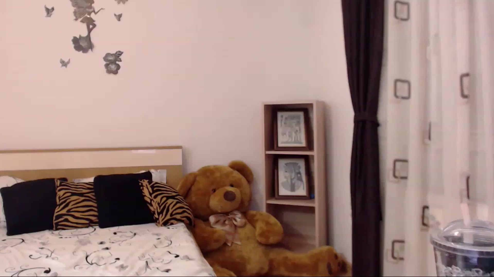 Gallery image thumbnail from THE_Lory's myfreecams stream on, 04/10/2023, 24:44 image 14 of 20