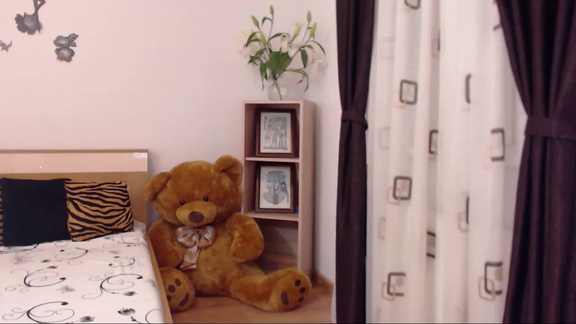 Gallery image thumbnail from THE_Lory's myfreecams stream on, 04/14/2023, 23:36 image 20 of 20