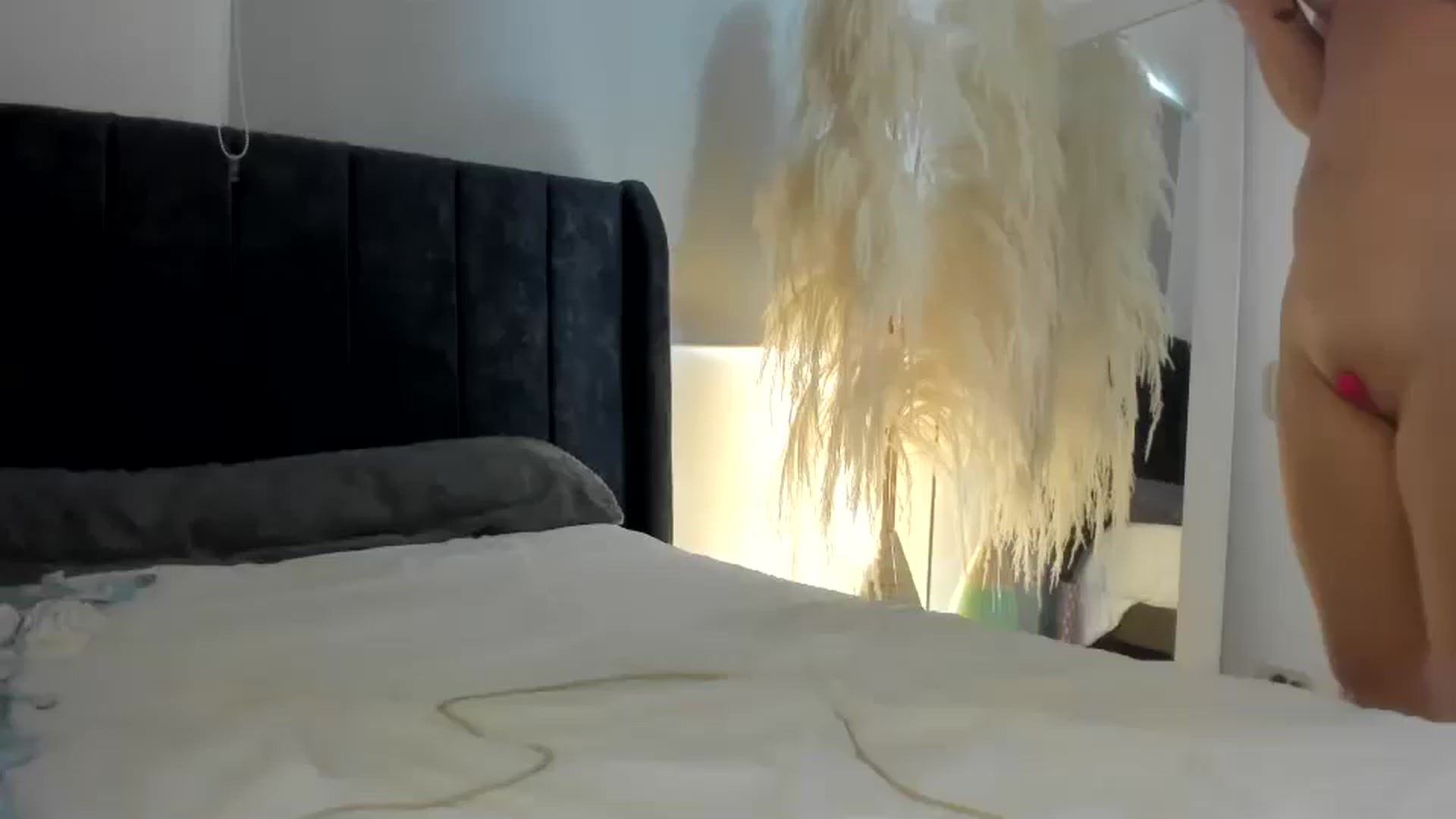 Gallery image thumbnail from T_A_R_A's myfreecams stream on, 05/31/2024, 17:31 image 14 of 20
