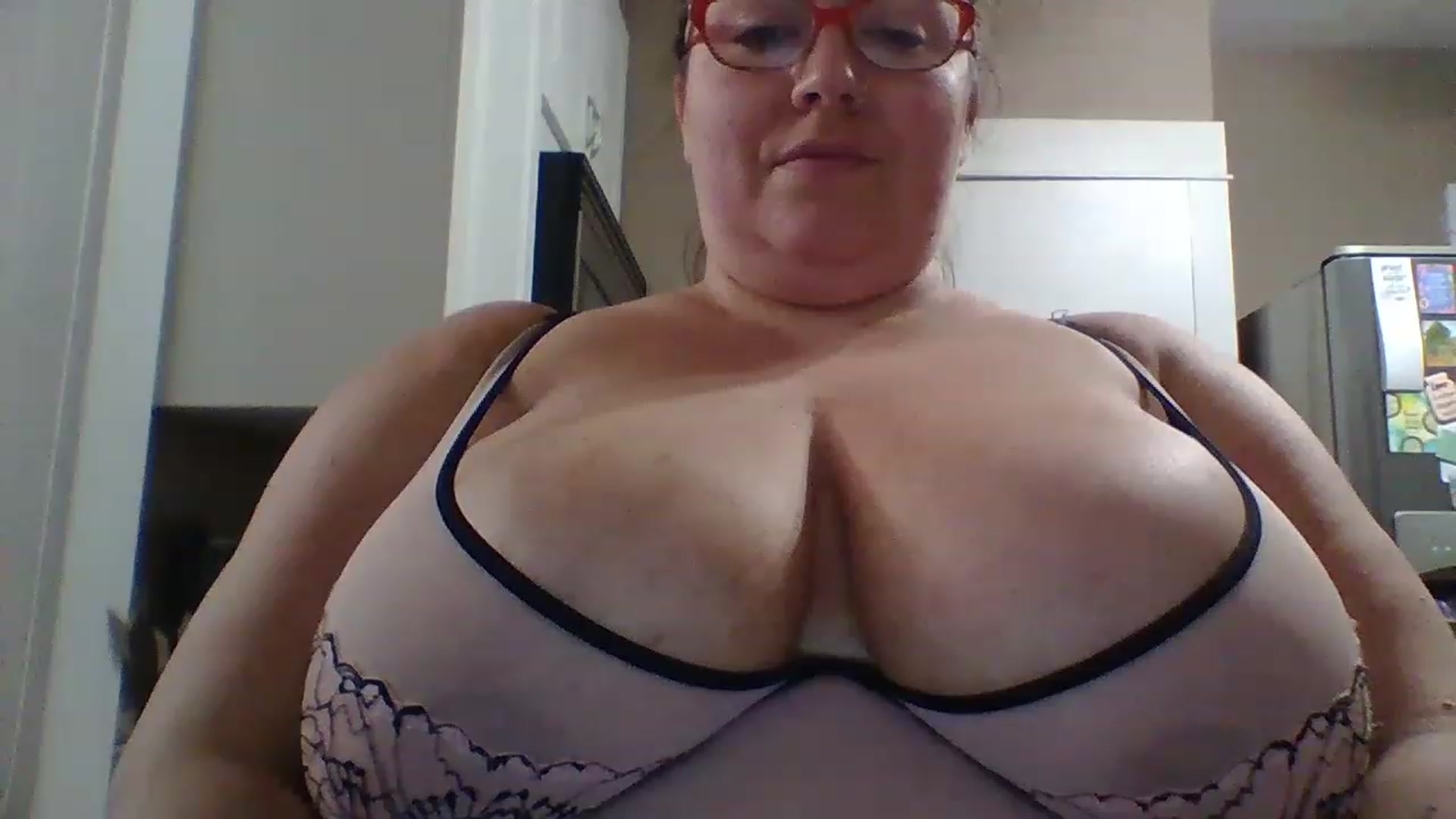 Gallery image thumbnail from Tabbi1102's myfreecams stream on, 01/17/2023, 24:35 image 14 of 20