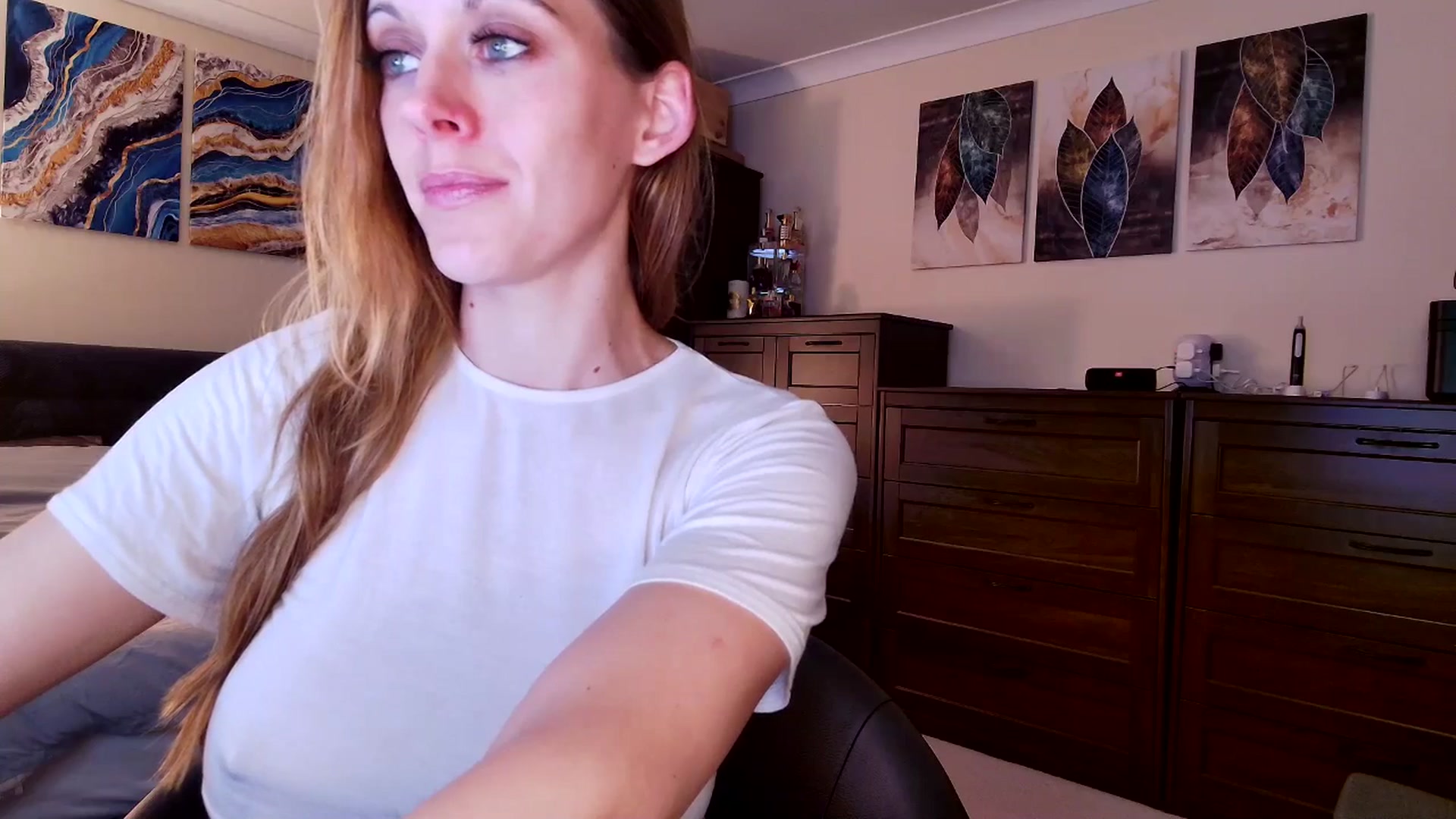 Gallery image thumbnail from Tabby_69's myfreecams stream on, 03/24/2025, 23:00 image 12 of 20