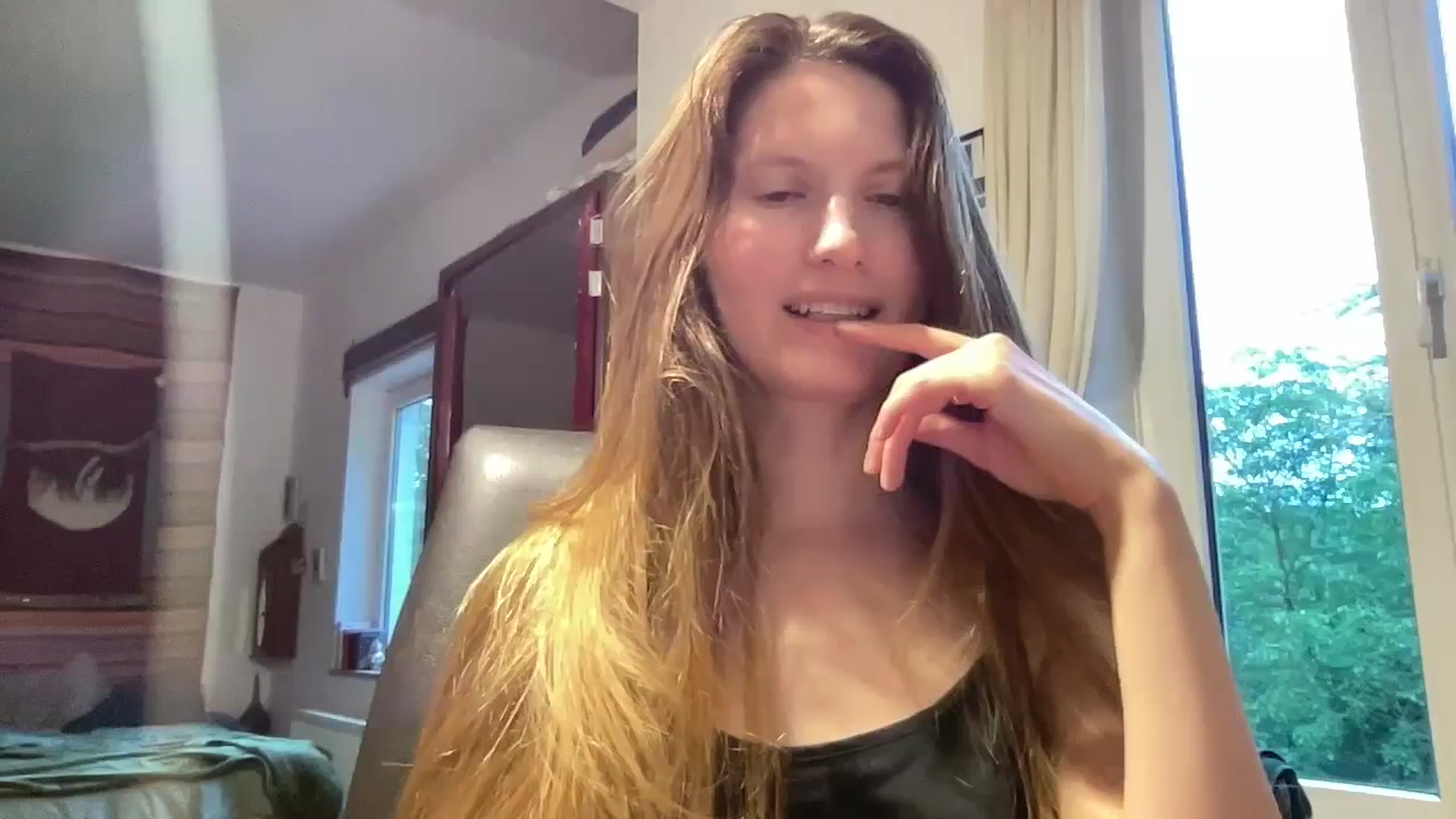 Gallery image thumbnail from Tai_tai's myfreecams stream on, 07/08/2024, 19:46 image 7 of 20