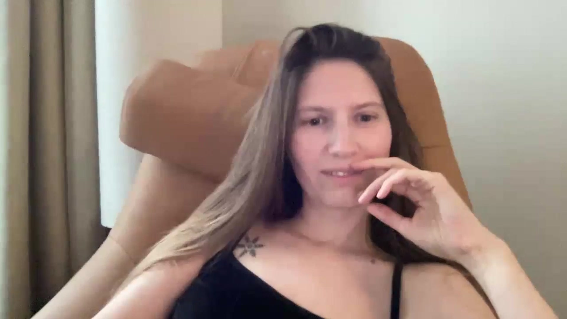 Gallery image thumbnail from Tai_tai's myfreecams stream on, 11/01/2024, 13:30 image 17 of 20