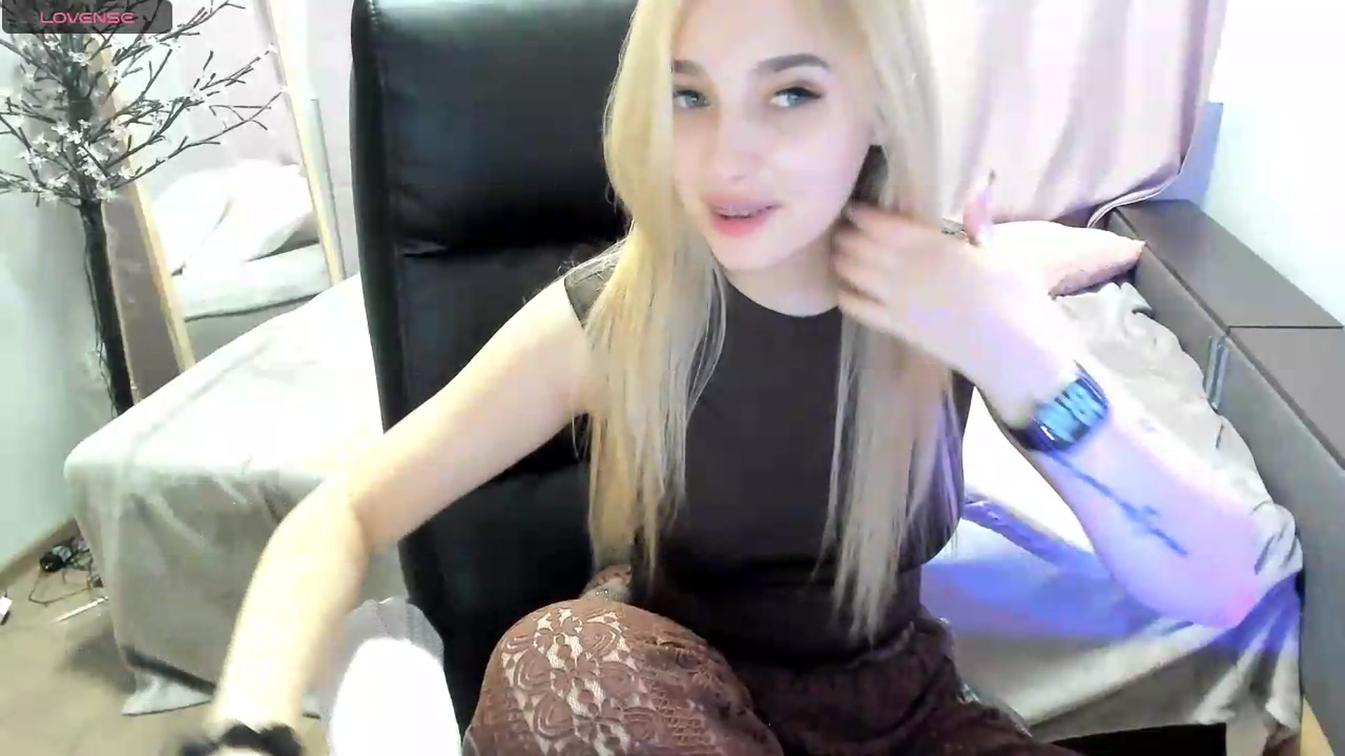 Gallery image thumbnail from TaisiaHot's myfreecams stream on, 06/19/2026, 16:00 image 18 of 20