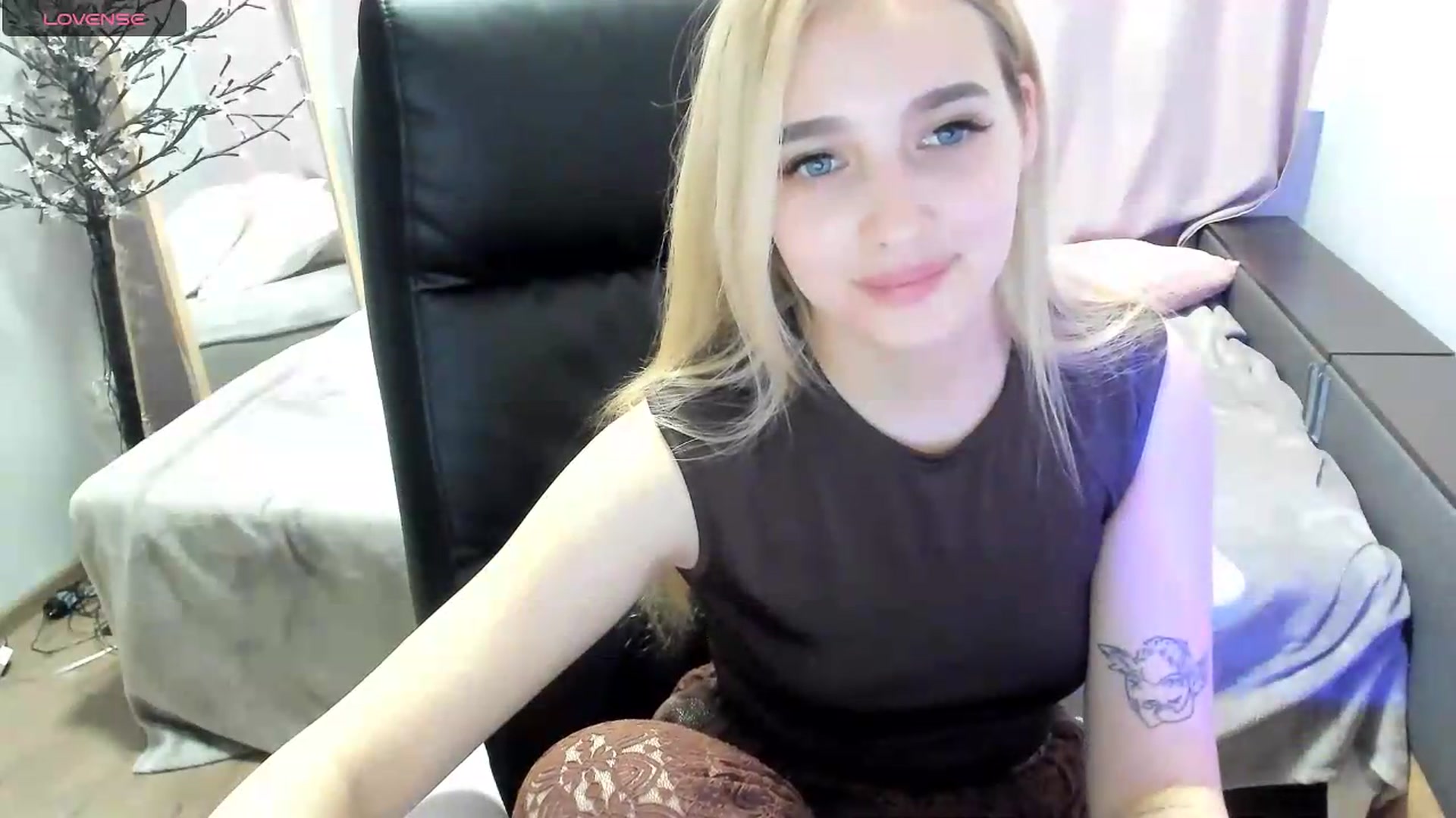 Gallery image thumbnail from TaisiaHot's myfreecams stream on, 06/19/2026, 16:00 image 17 of 20