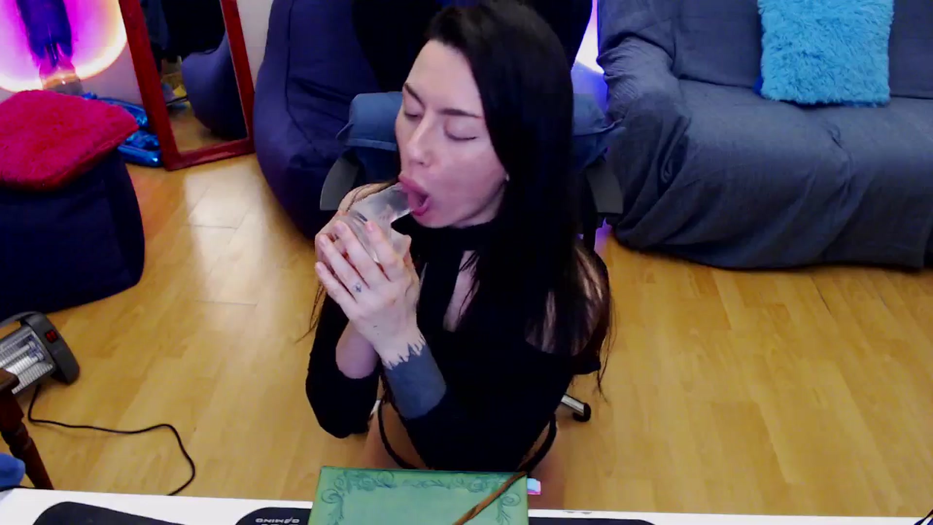 Gallery image thumbnail from Takemecloser's myfreecams stream on, 12/11/2023, 03:47 image 5 of 20