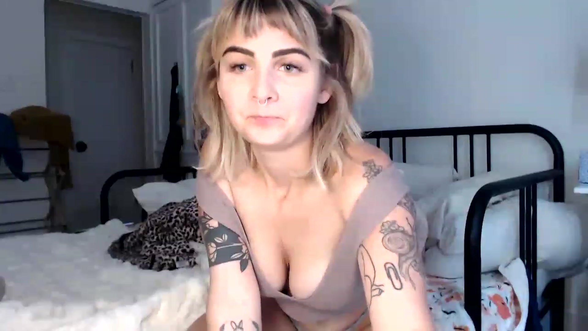 Gallery image thumbnail from Tallulahfox's myfreecams stream on, 12/06/2022, 21:58 image 10 of 20