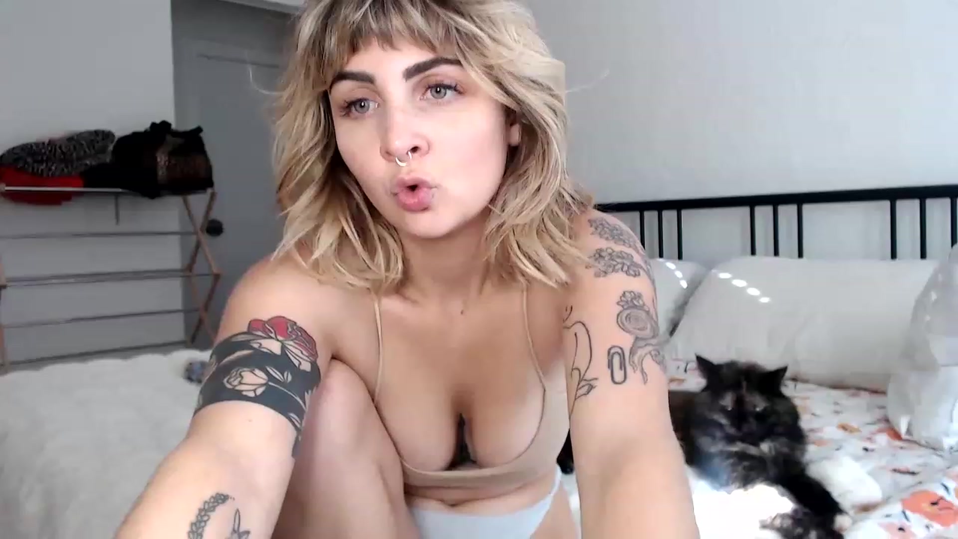 Gallery image thumbnail from Tallulahfox's myfreecams stream on, 12/08/2022, 20:48 image 17 of 20