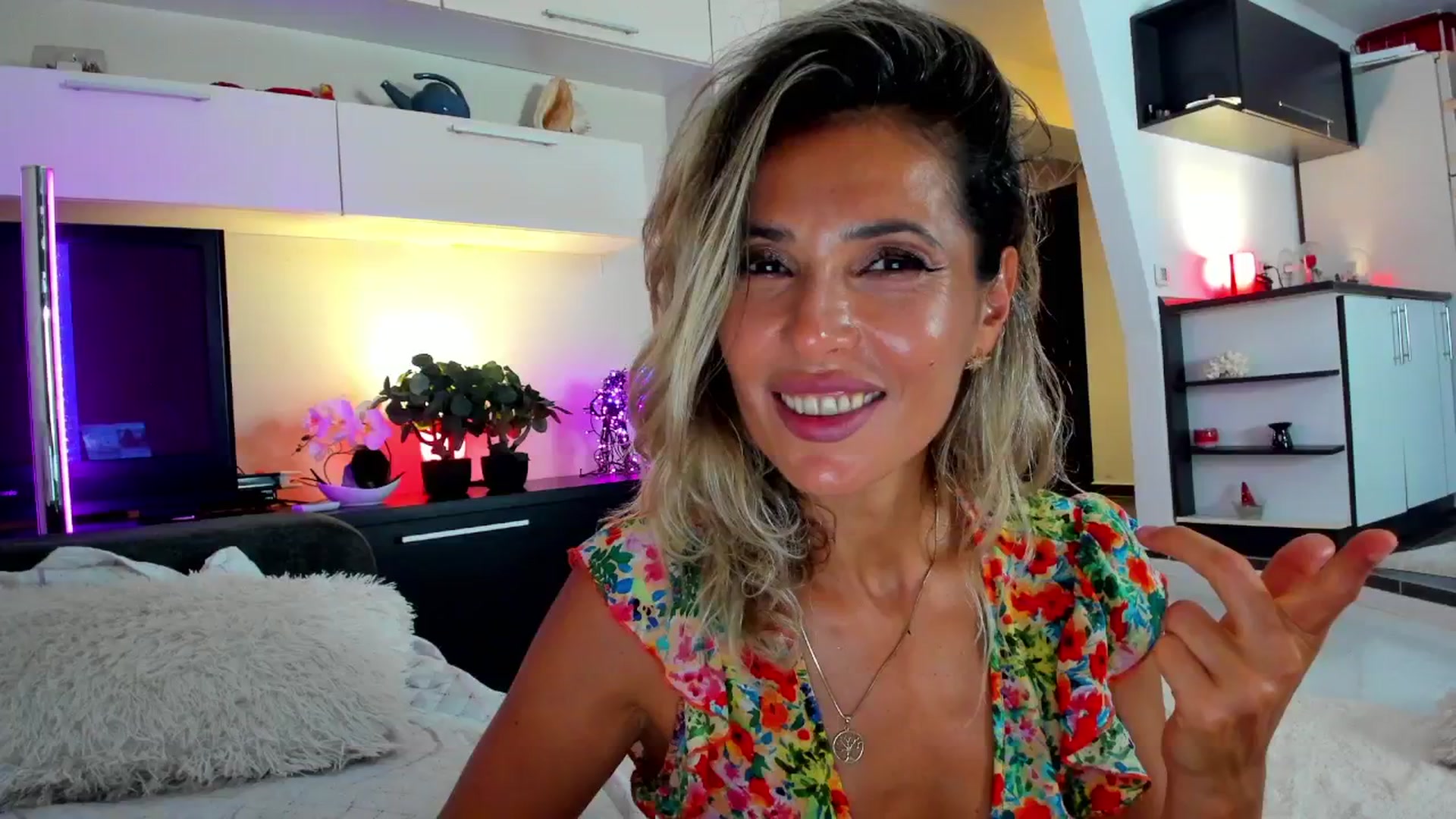 Gallery image thumbnail from TanNeverFades's myfreecams stream on, 08/15/2024, 02:11 image 7 of 20