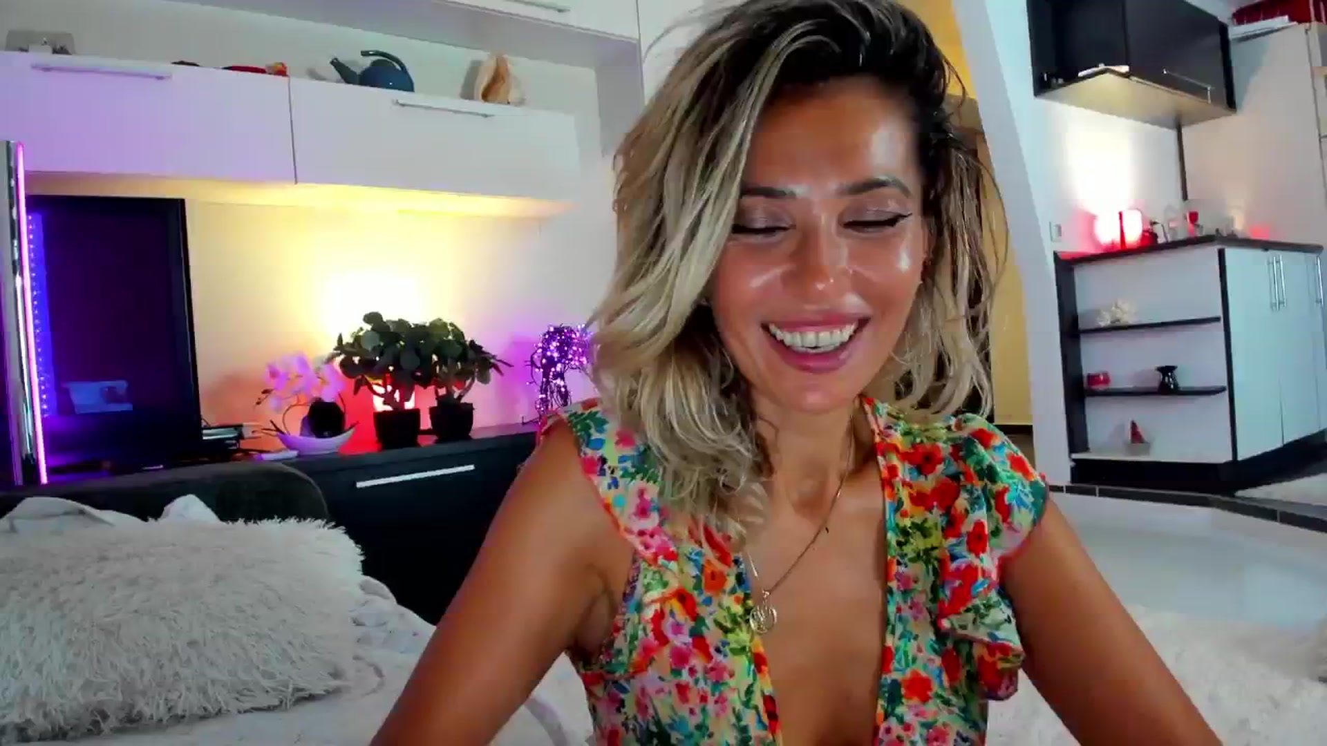 Gallery image thumbnail from TanNeverFades's myfreecams stream on, 08/15/2024, 02:11 image 5 of 20