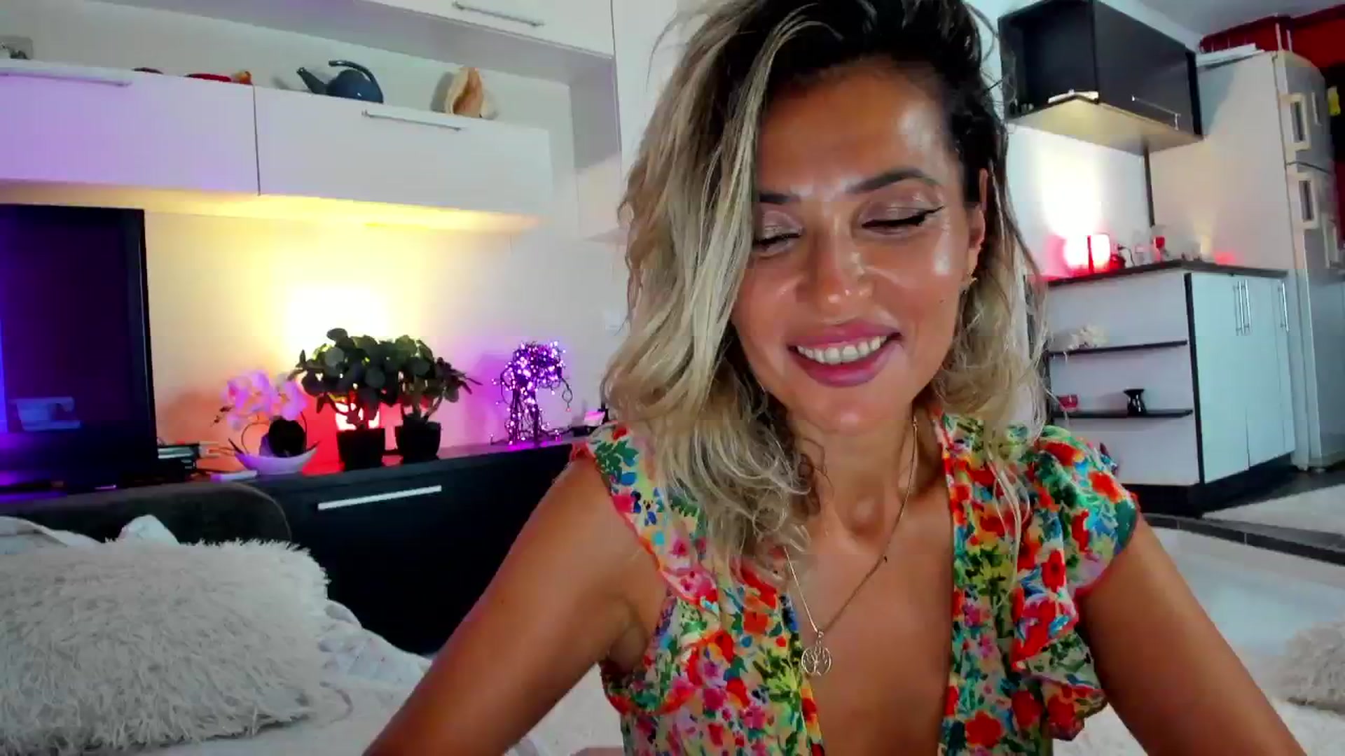 Gallery image thumbnail from TanNeverFades's myfreecams stream on, 08/15/2024, 02:11 image 6 of 20