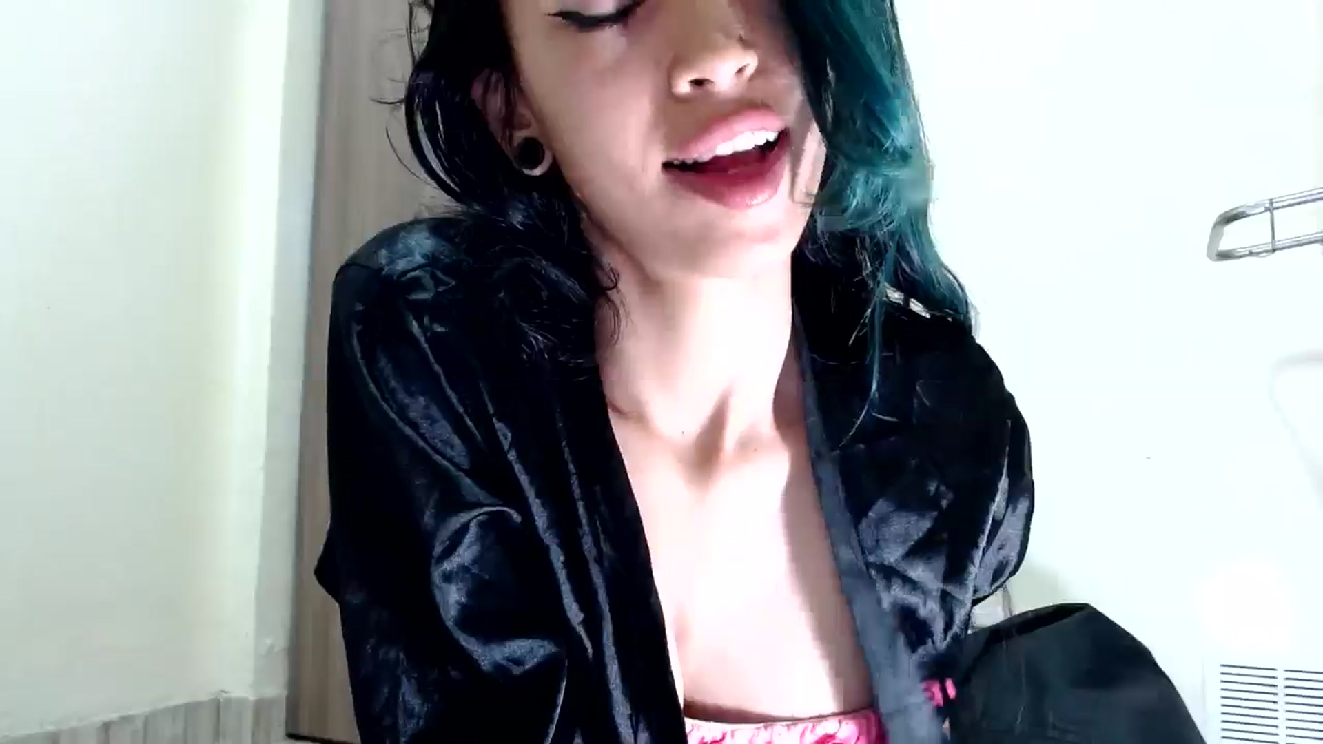 Gallery image thumbnail from Tang_miau's myfreecams stream on, 05/14/2024, 15:00 image 2 of 20