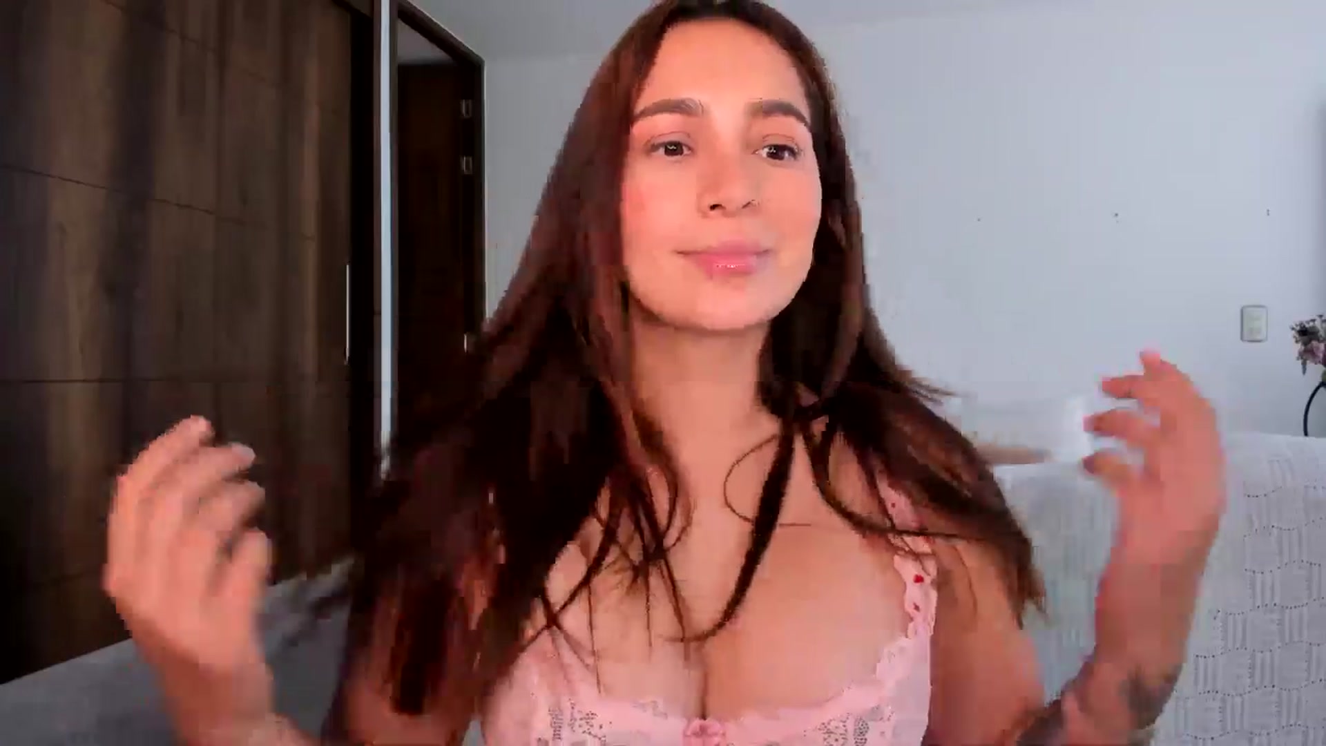 Gallery image thumbnail from TaniaAngel's myfreecams stream on, 12/16/2025, 19:37 image 4 of 20