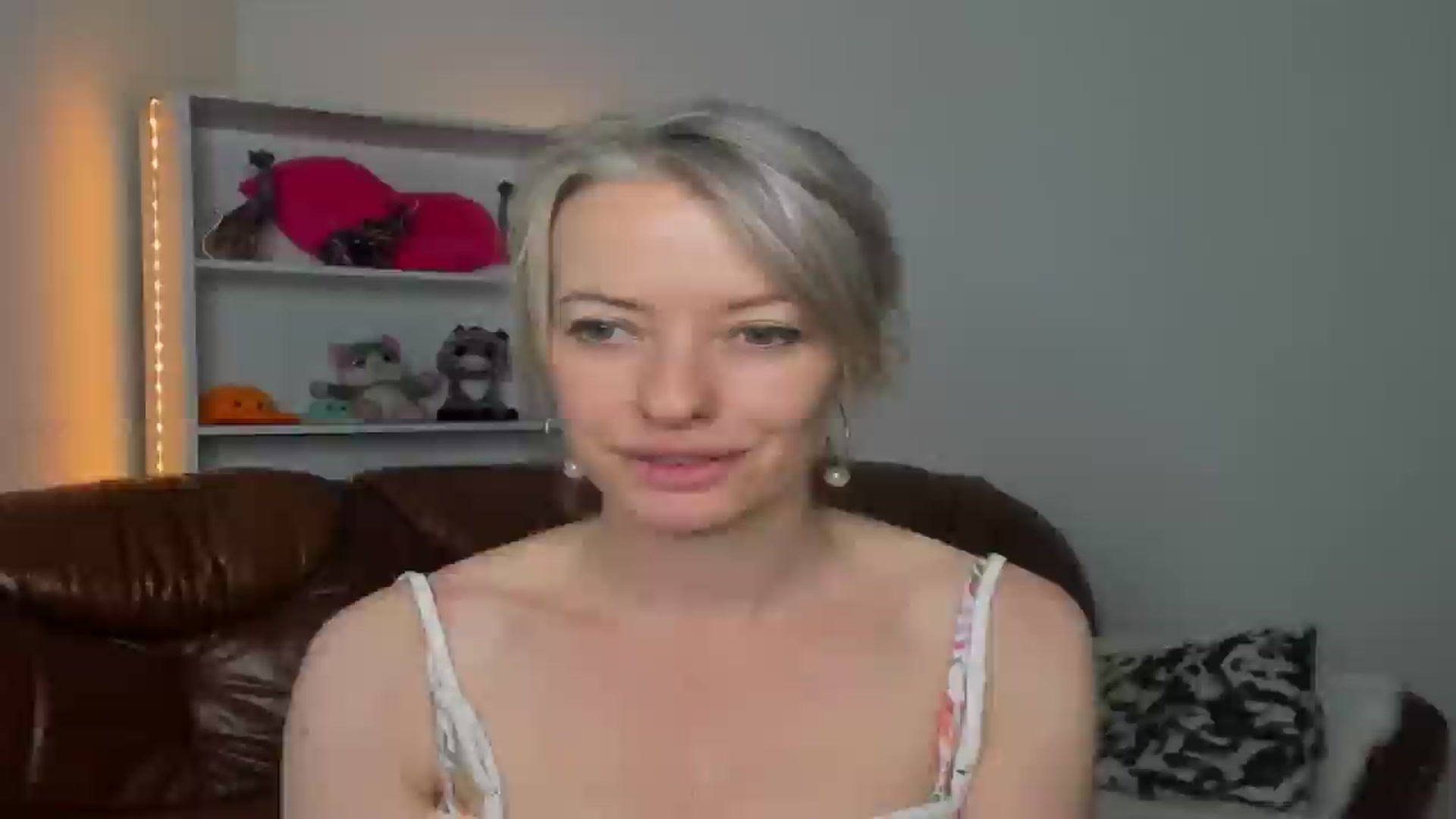 Gallery image thumbnail from TanyaGold01's myfreecams stream on, 10/18/2024, 09:28 image 17 of 20